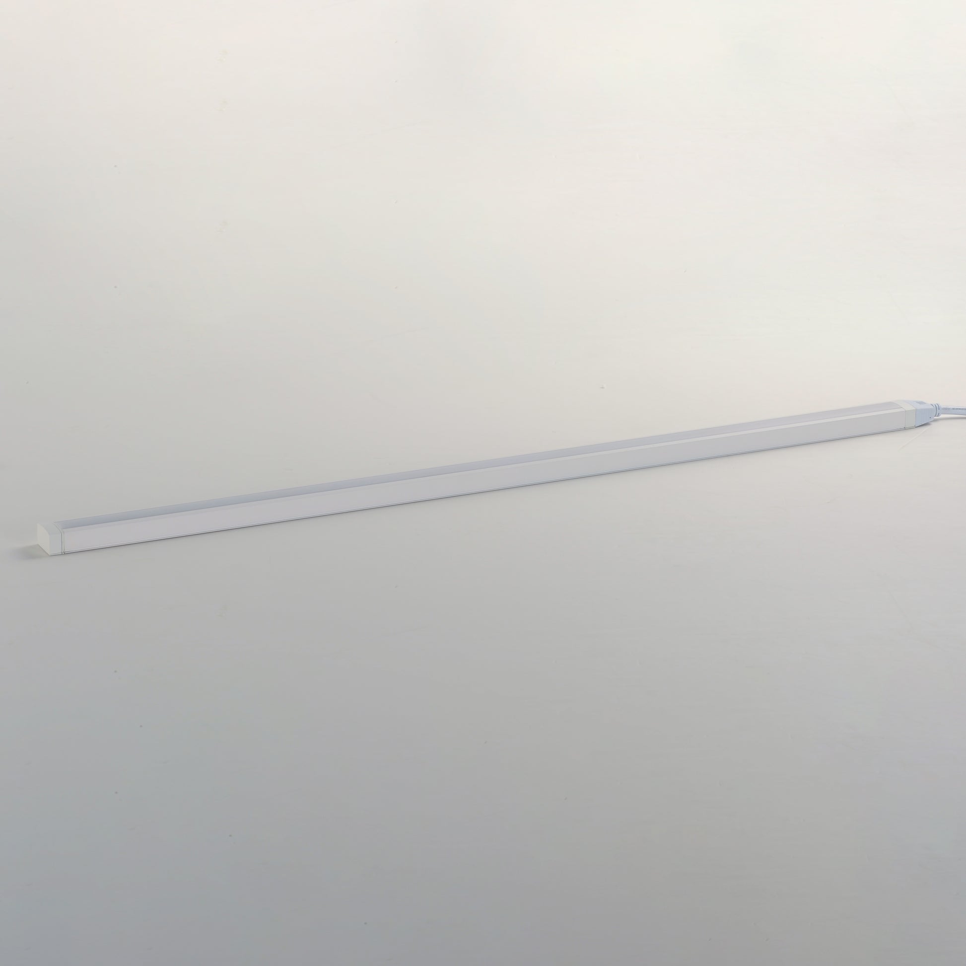 CounterMax 120V Slim 36" LED UC White Tunable White by Maxim Lighting