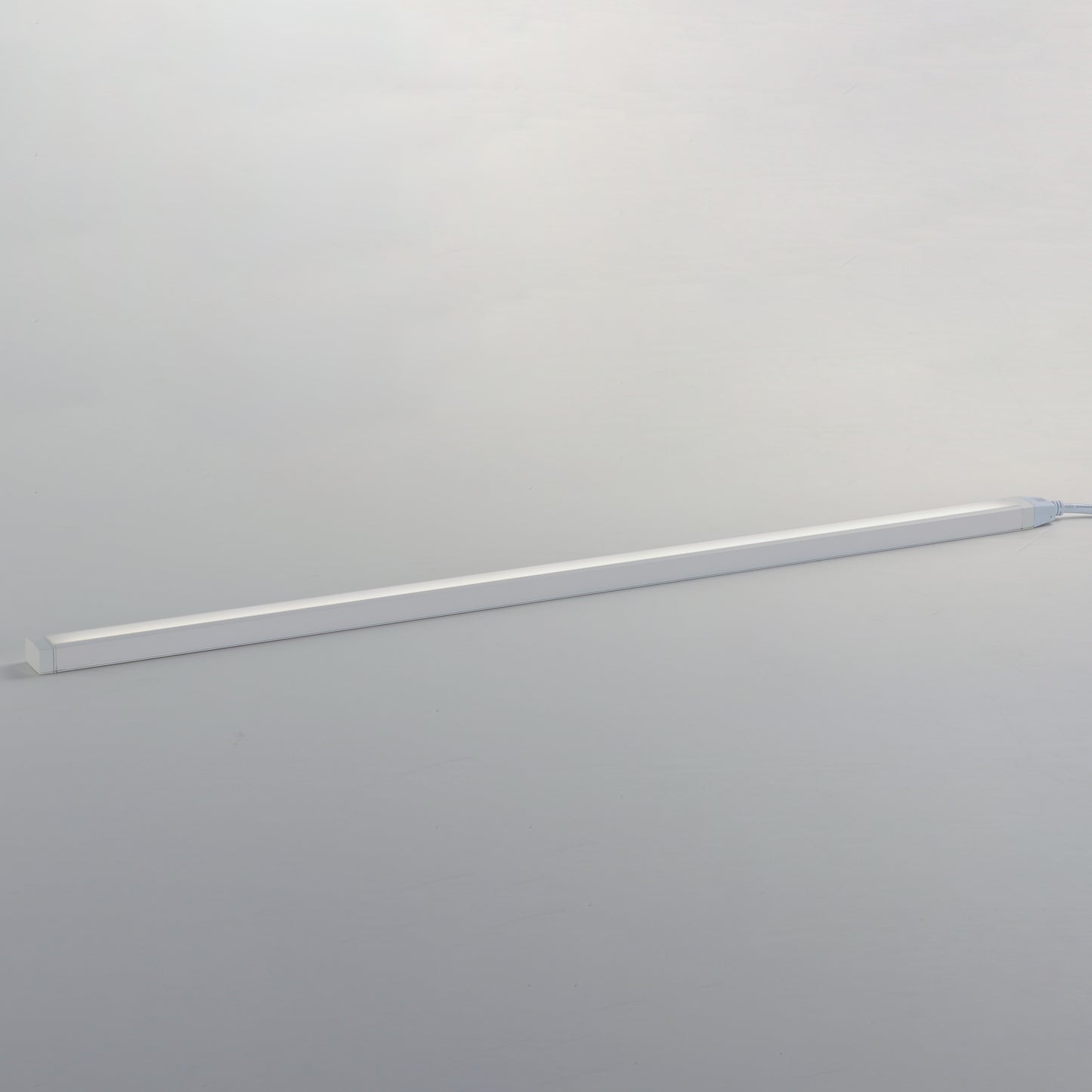 CounterMax 120V Slim 36" LED UC White Tunable White by Maxim Lighting