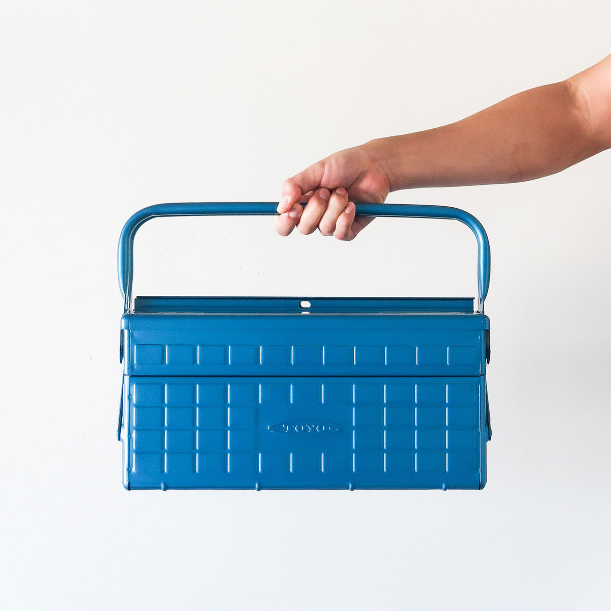 Toyo Steel GL-350 Three-Level Cantilever Toolbox, Blue – carried by the handle