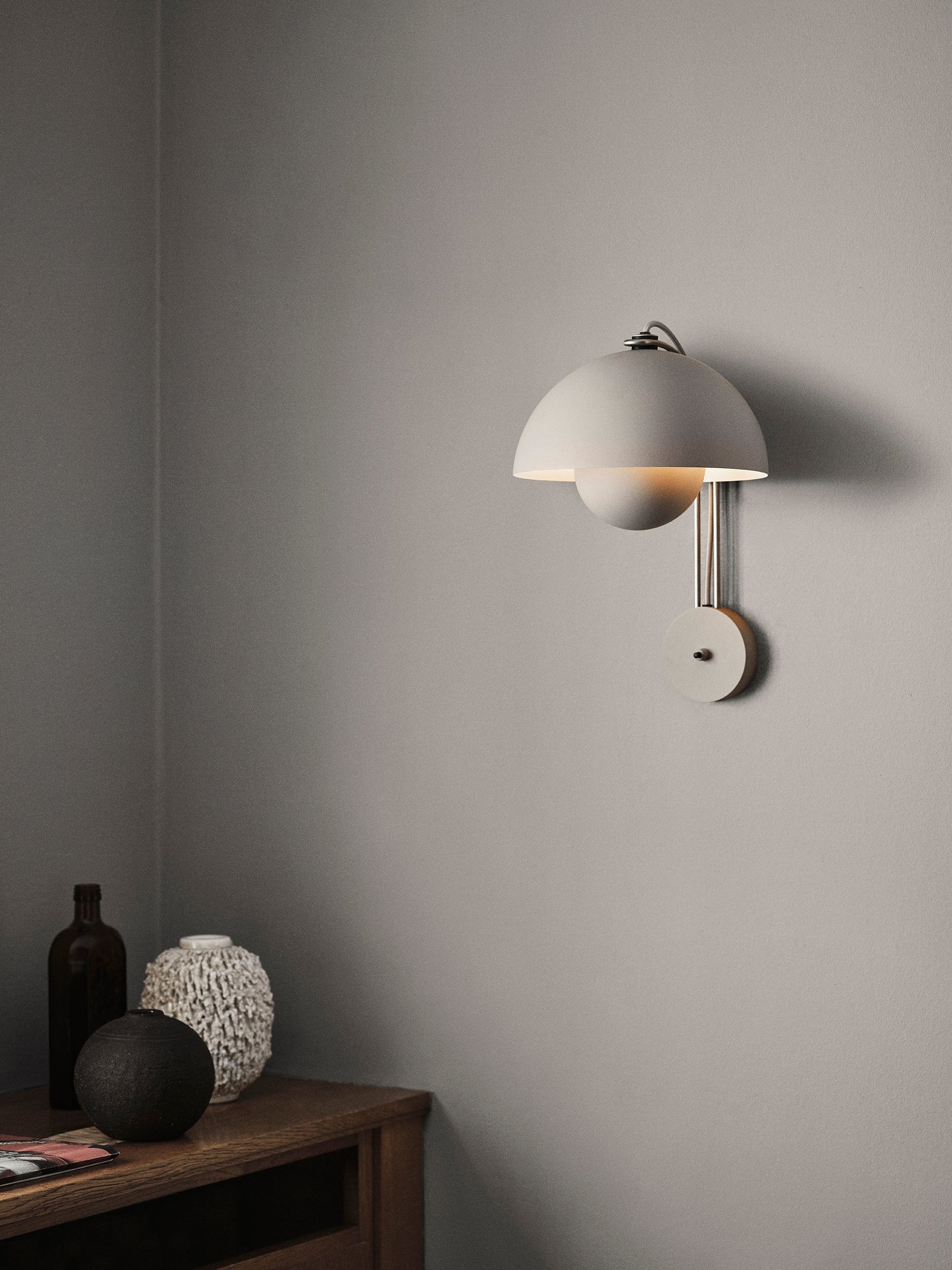 Flowerpot Wall Lamp Vp8 by &tradition