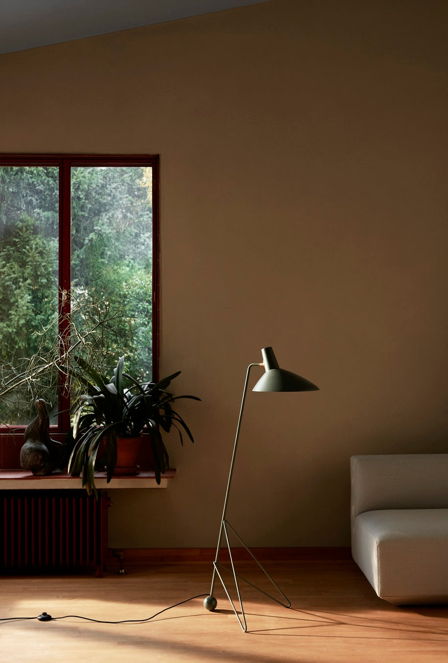 Tripod Hm8 Floor Lamp by &tradition