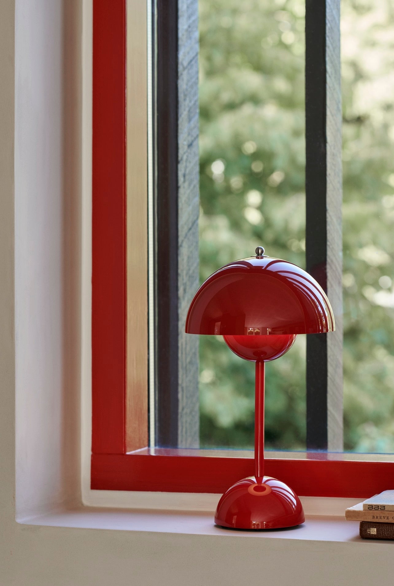 Flowerpot Portable Table Lamp Vp9 by &tradition