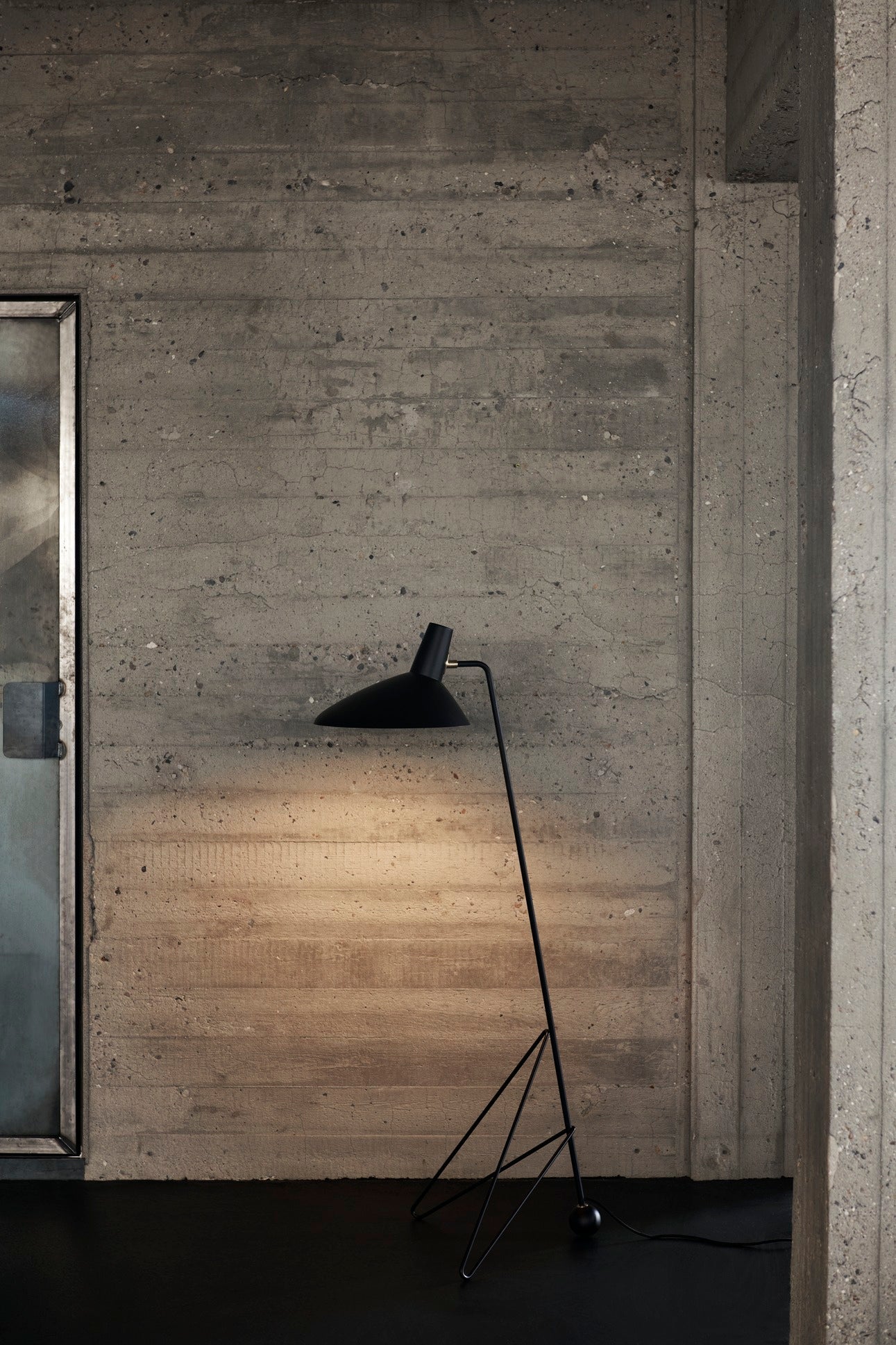 Tripod Hm8 Floor Lamp by &tradition