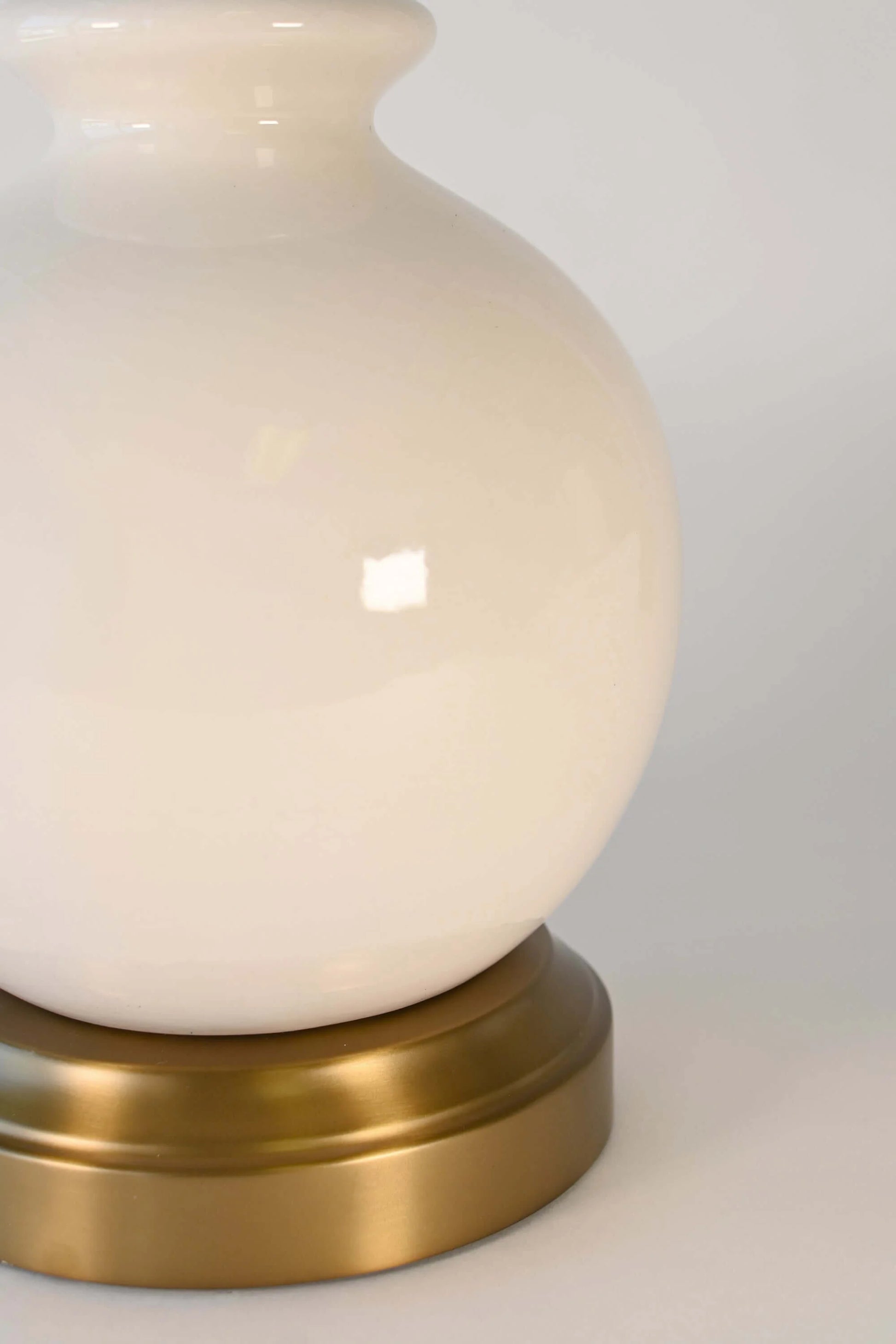 Portable rechargeable lamp for hotels restaurants and lounges