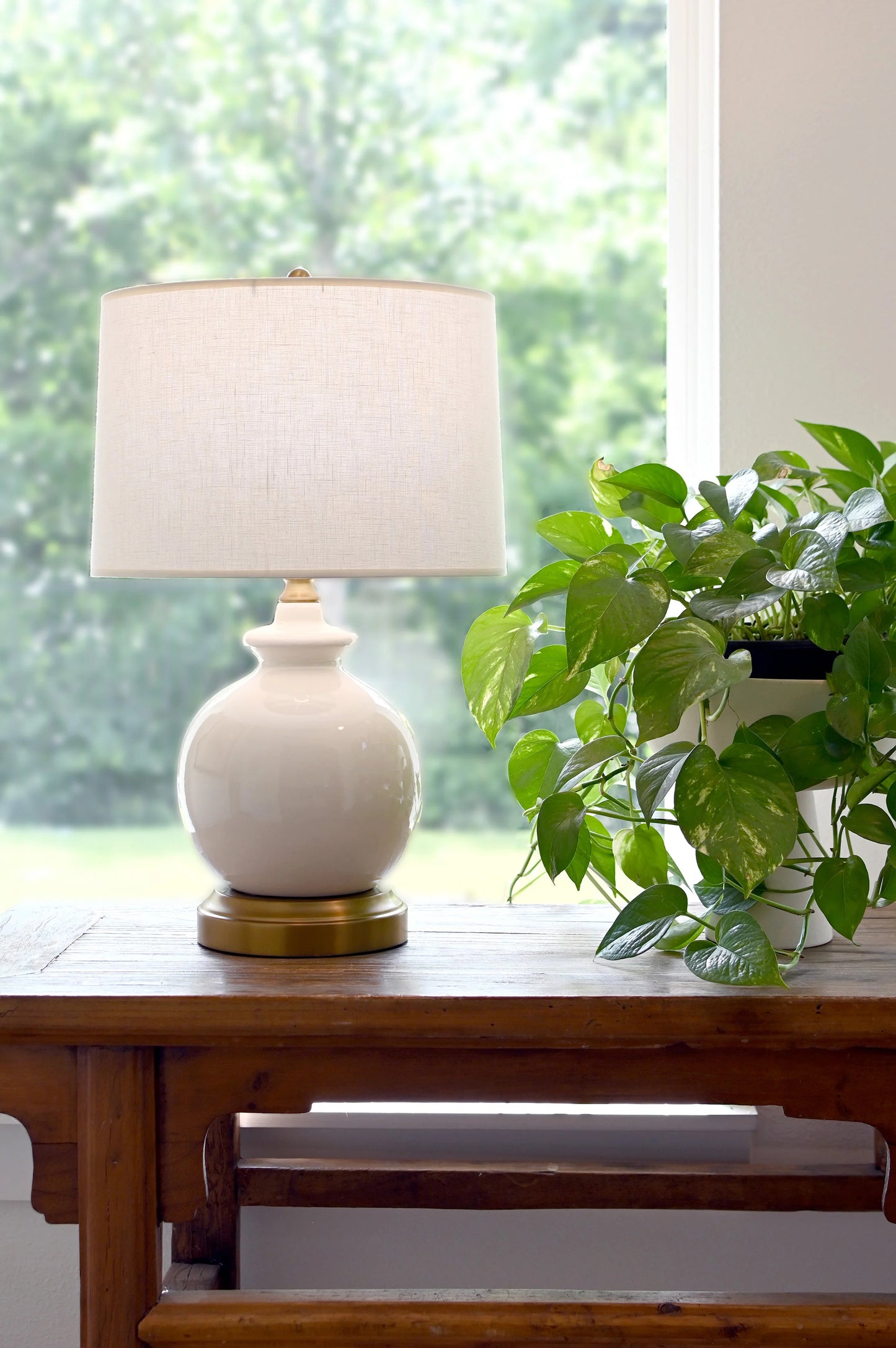 Abbeygale cordless lamp with warm white LED illumination