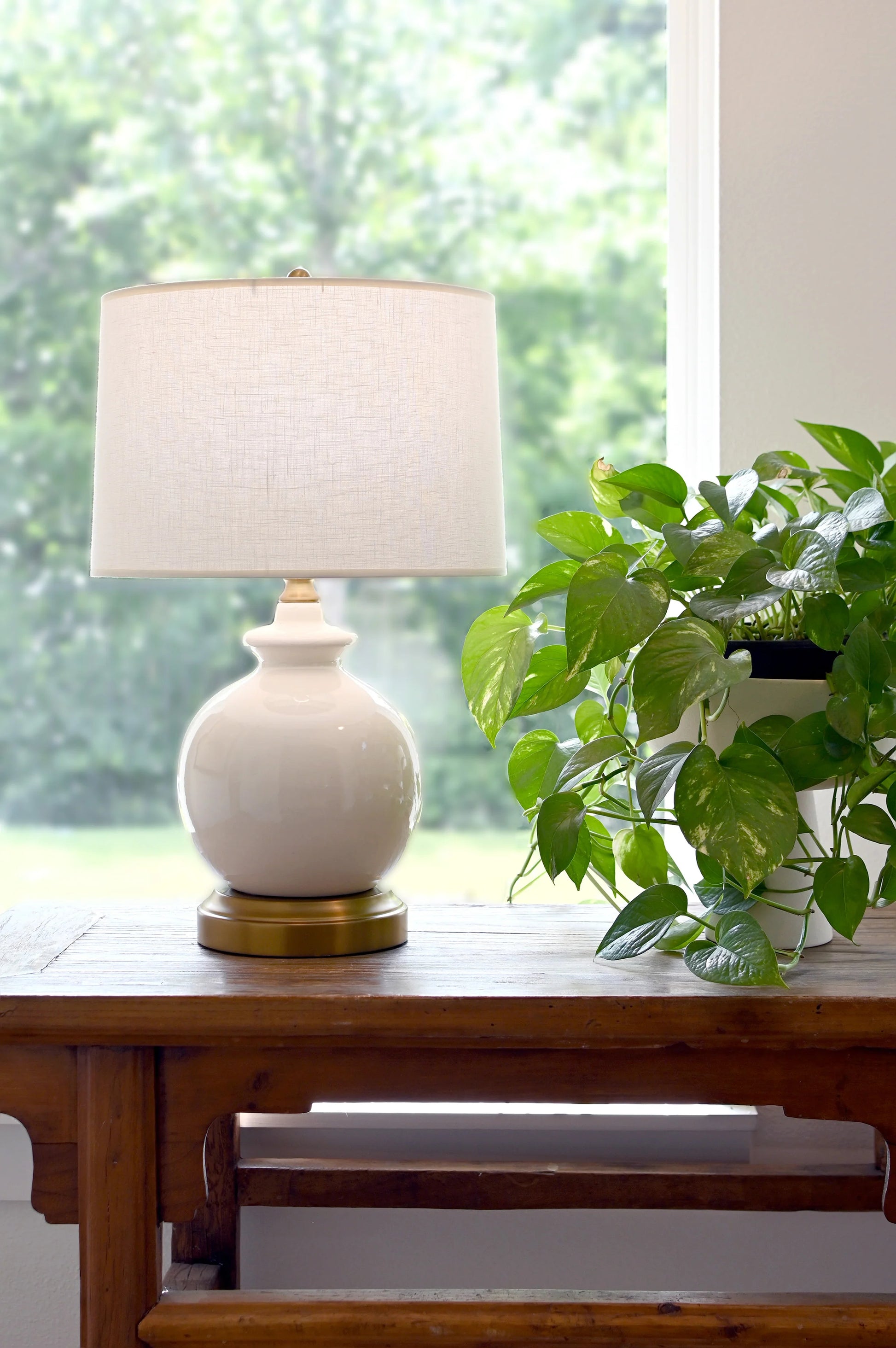 Abbeygale cordless lamp with warm white LED illumination