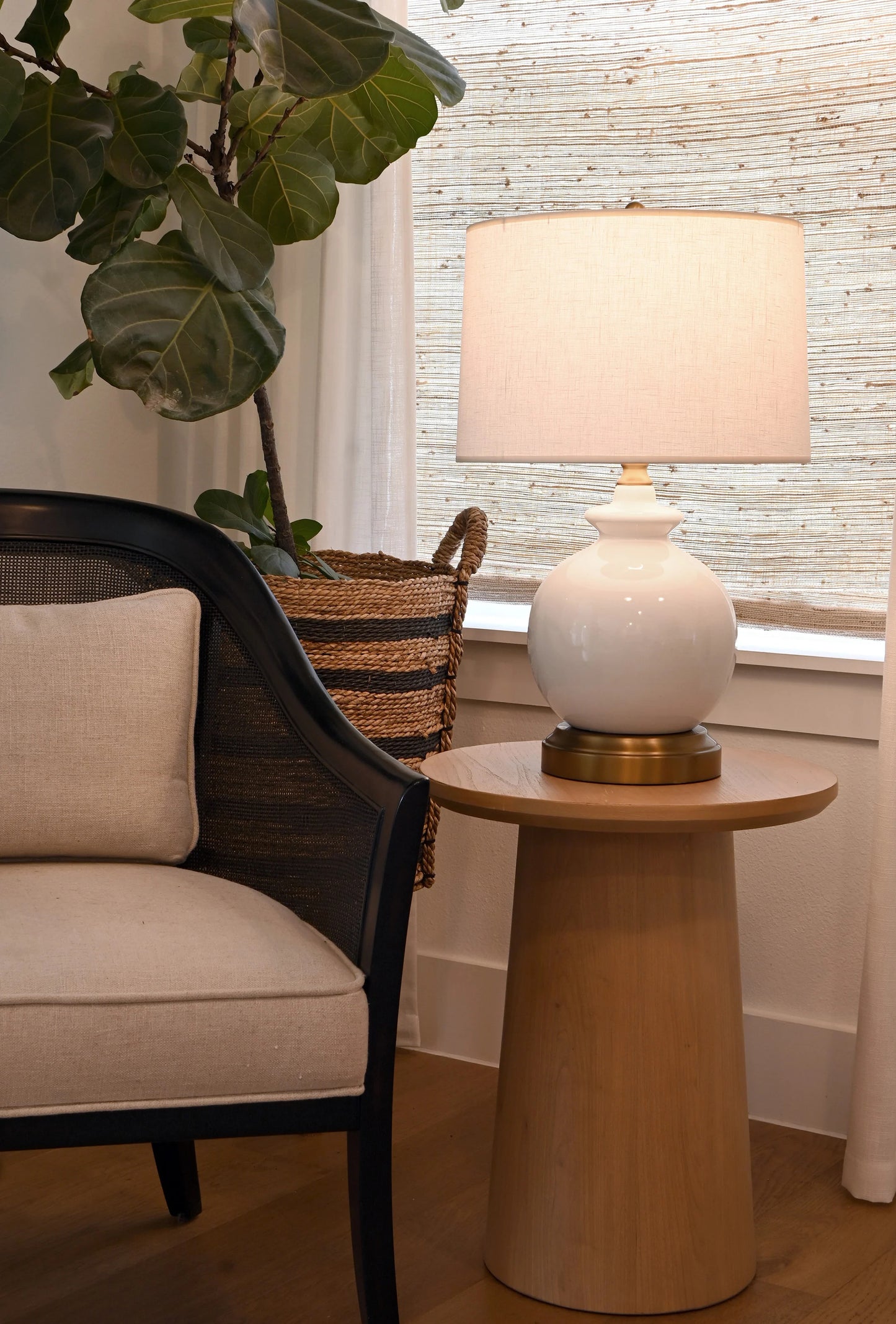 Elegant ceramic table lamp with rechargeable battery system