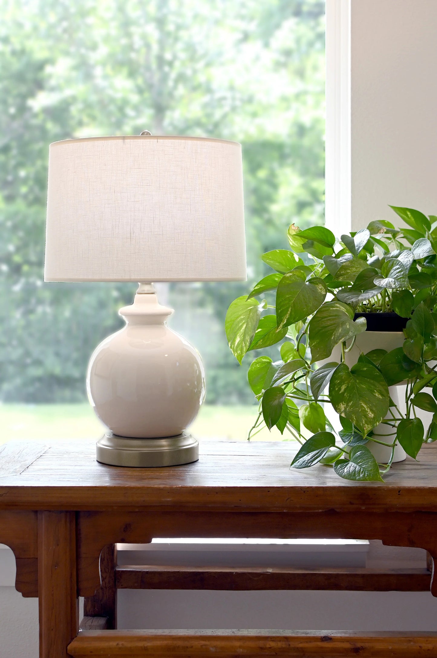 Rechargeable table lamp with brushed nickel details and ceramic base