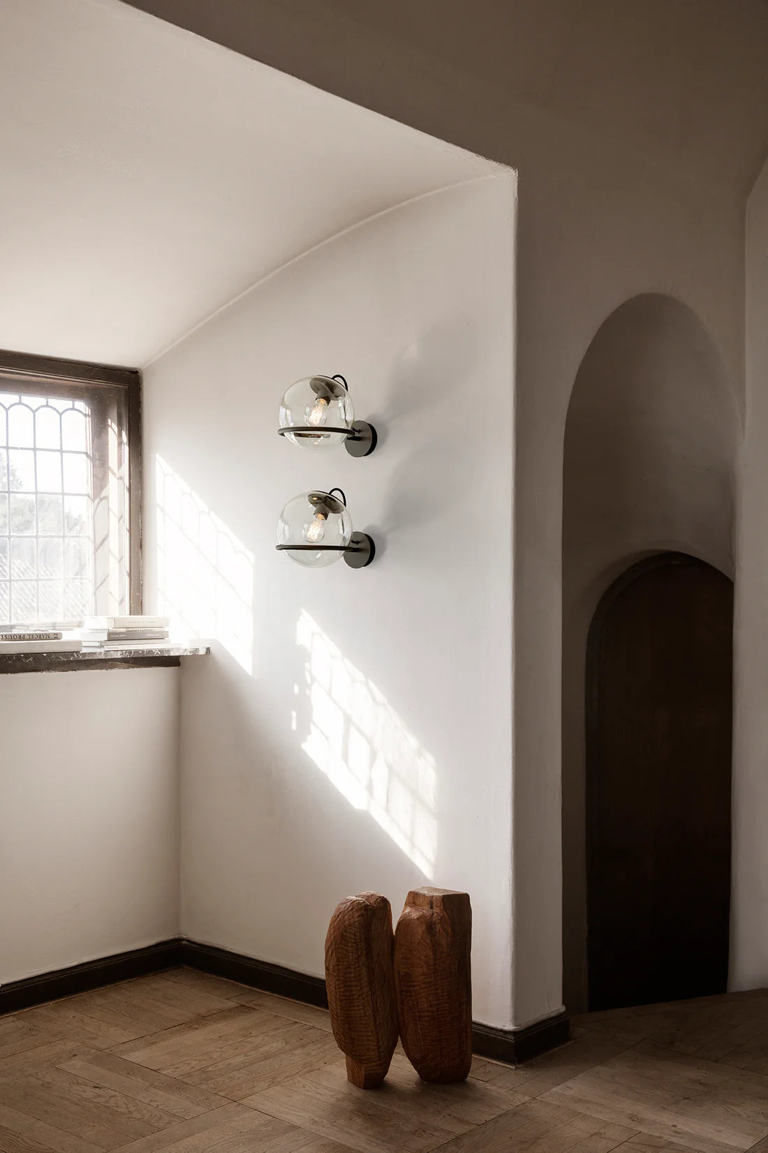 Authentic Astep 237/1 wall light by Gino Sarfatti featuring its adjustable clear glass sphere component.