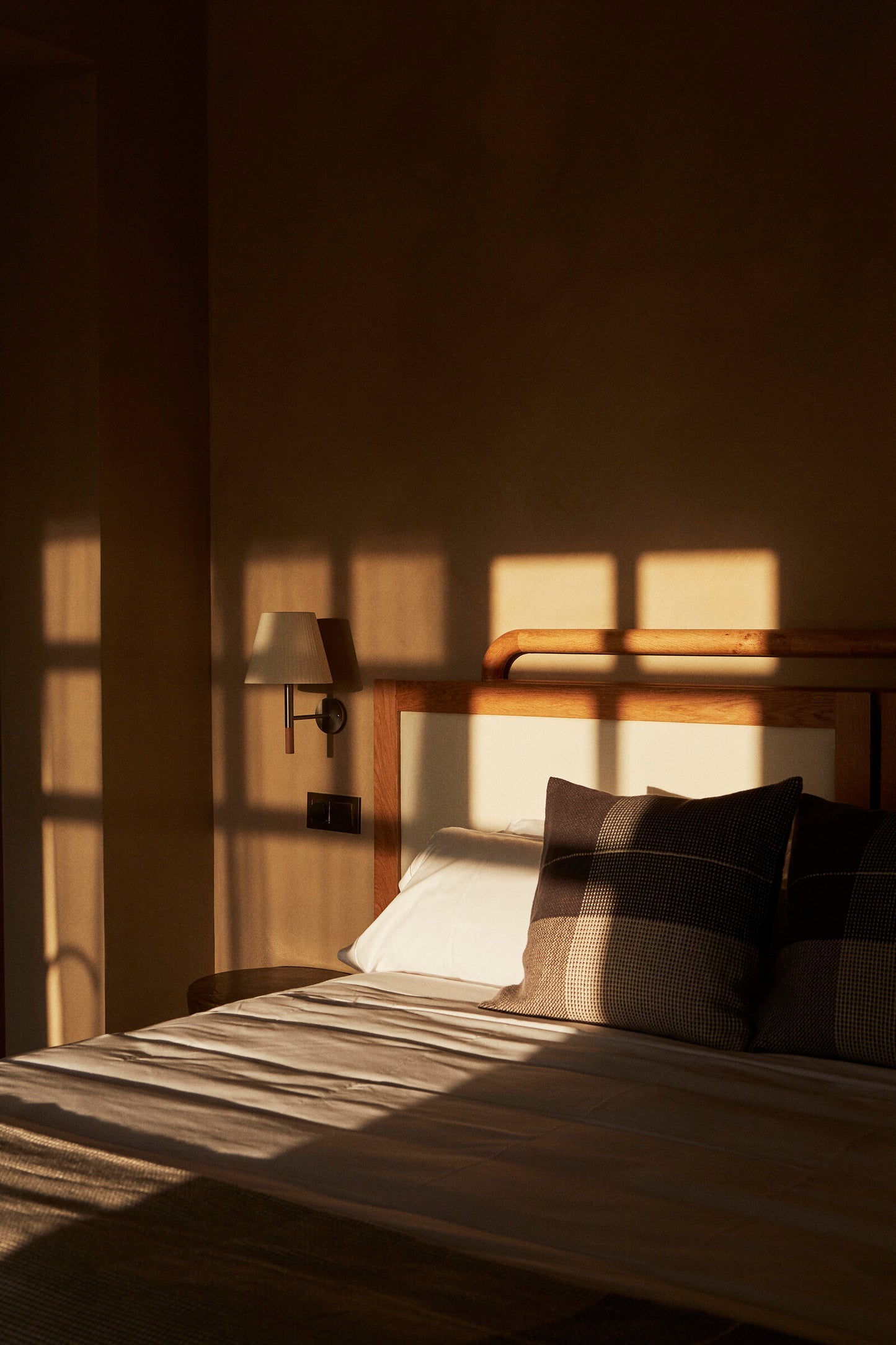 BC2 wall lamp for hallway, bedroom, and hotel lighting