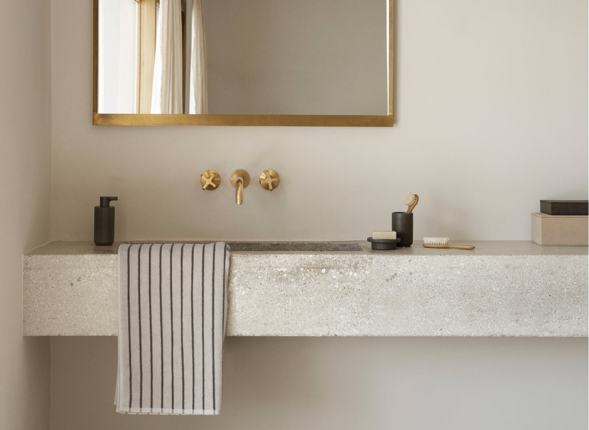 blomus KUA Round Fluted Soap Dish & Vanity Tray – KUA round tray styled with blomus ARTO and SAHLA