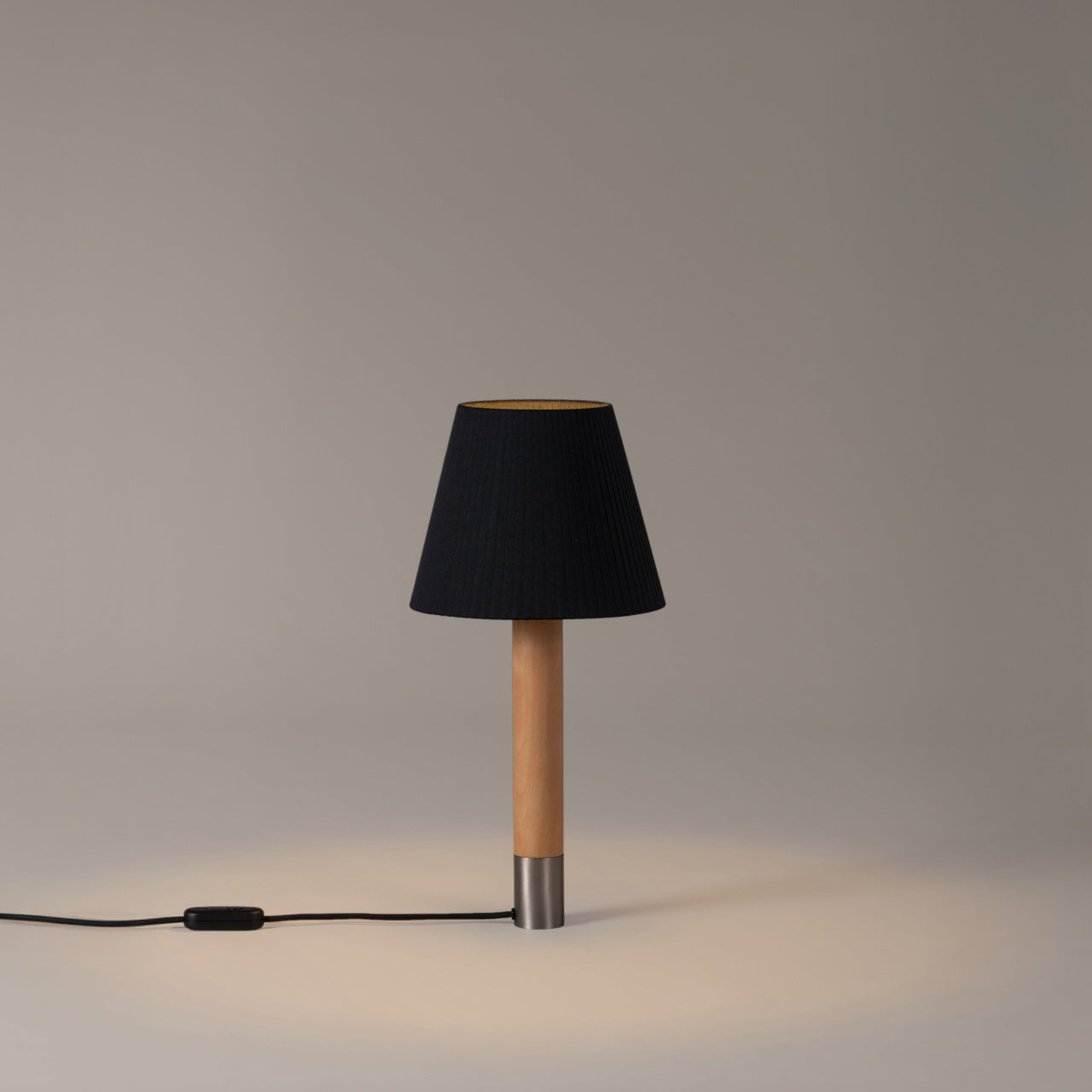 Basica M1 table lamp featuring natural materials and timeless Barcelona design aesthetics, Black Ribbon shade
