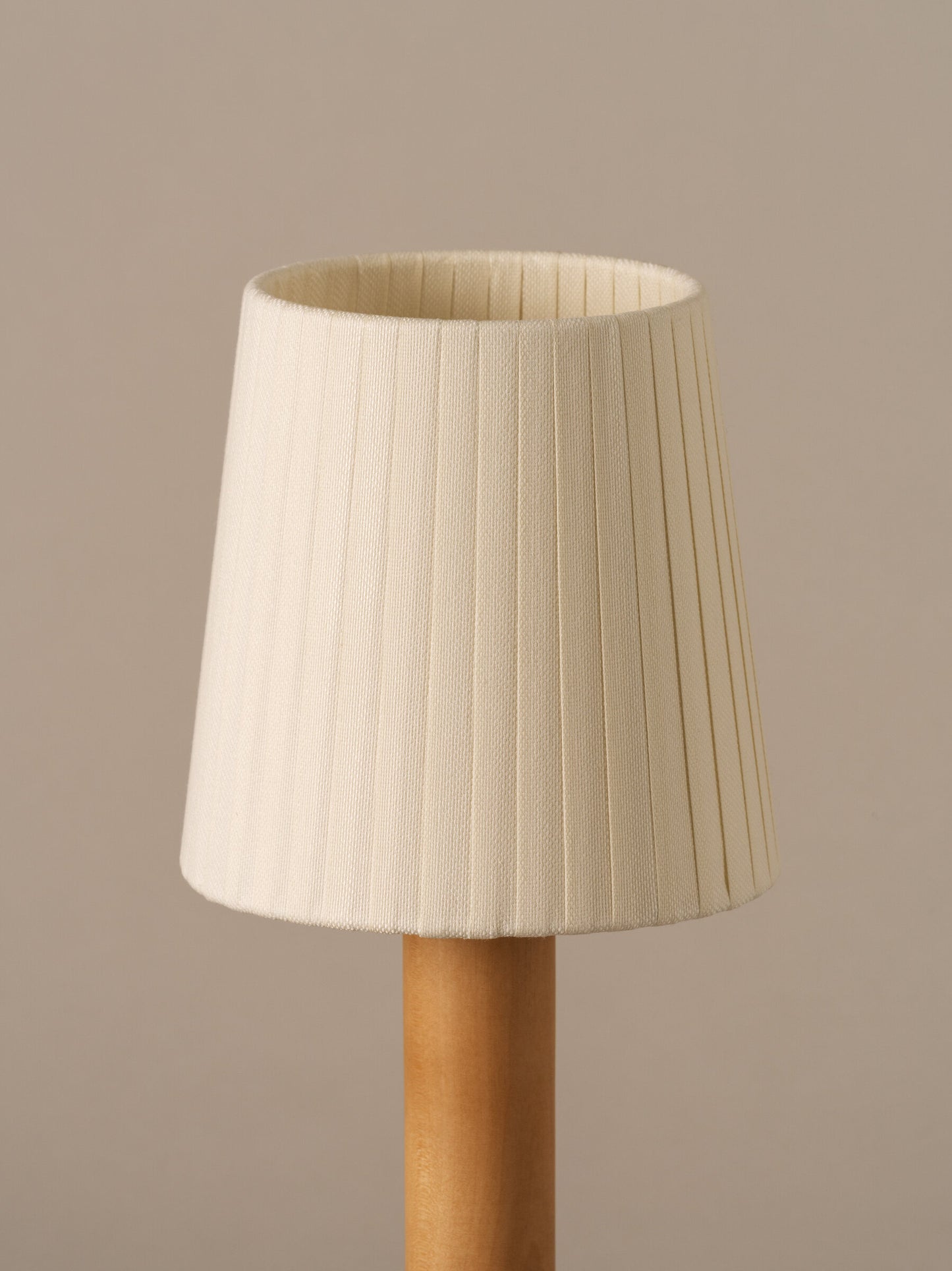 Santa and Cole rechargeable table lamp close-up detail wit natural ribbon shade