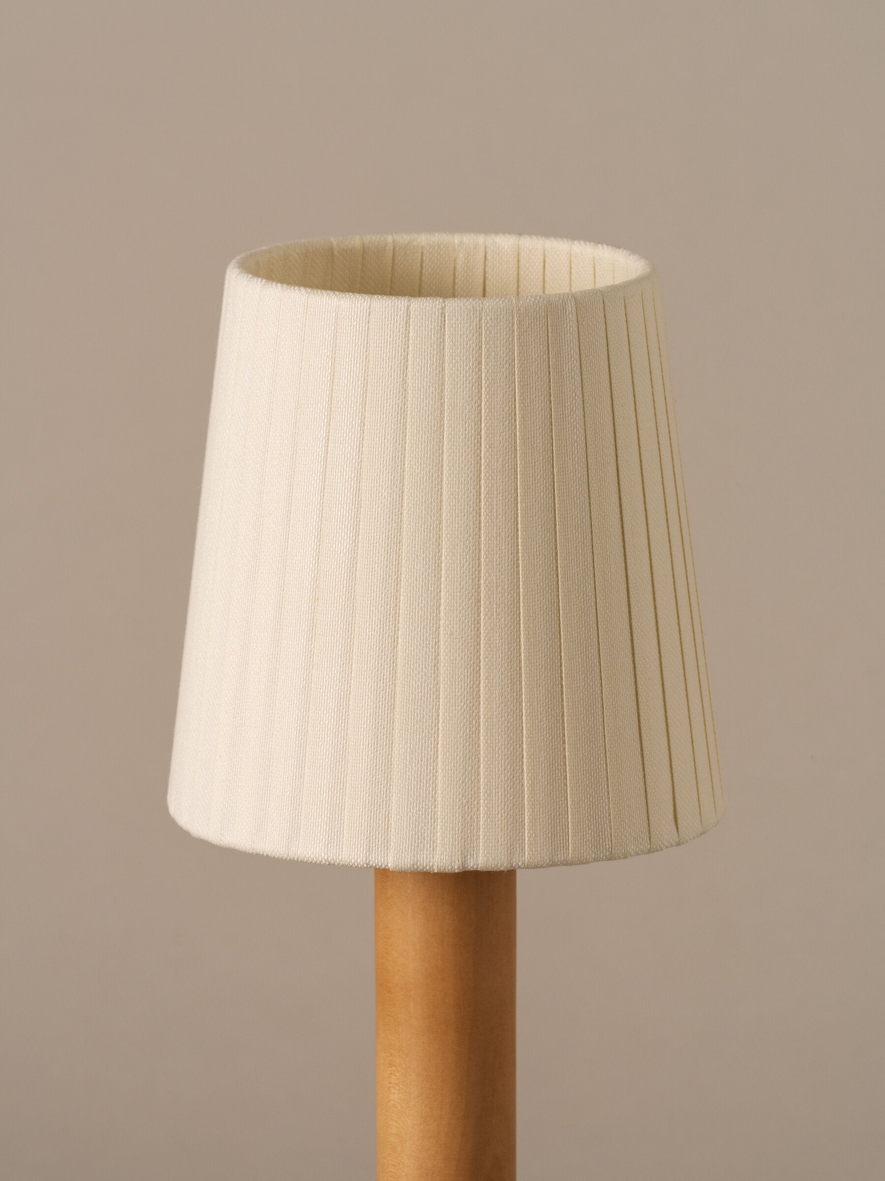 Santa and Cole rechargeable table lamp close-up detail wit natural ribbon shade