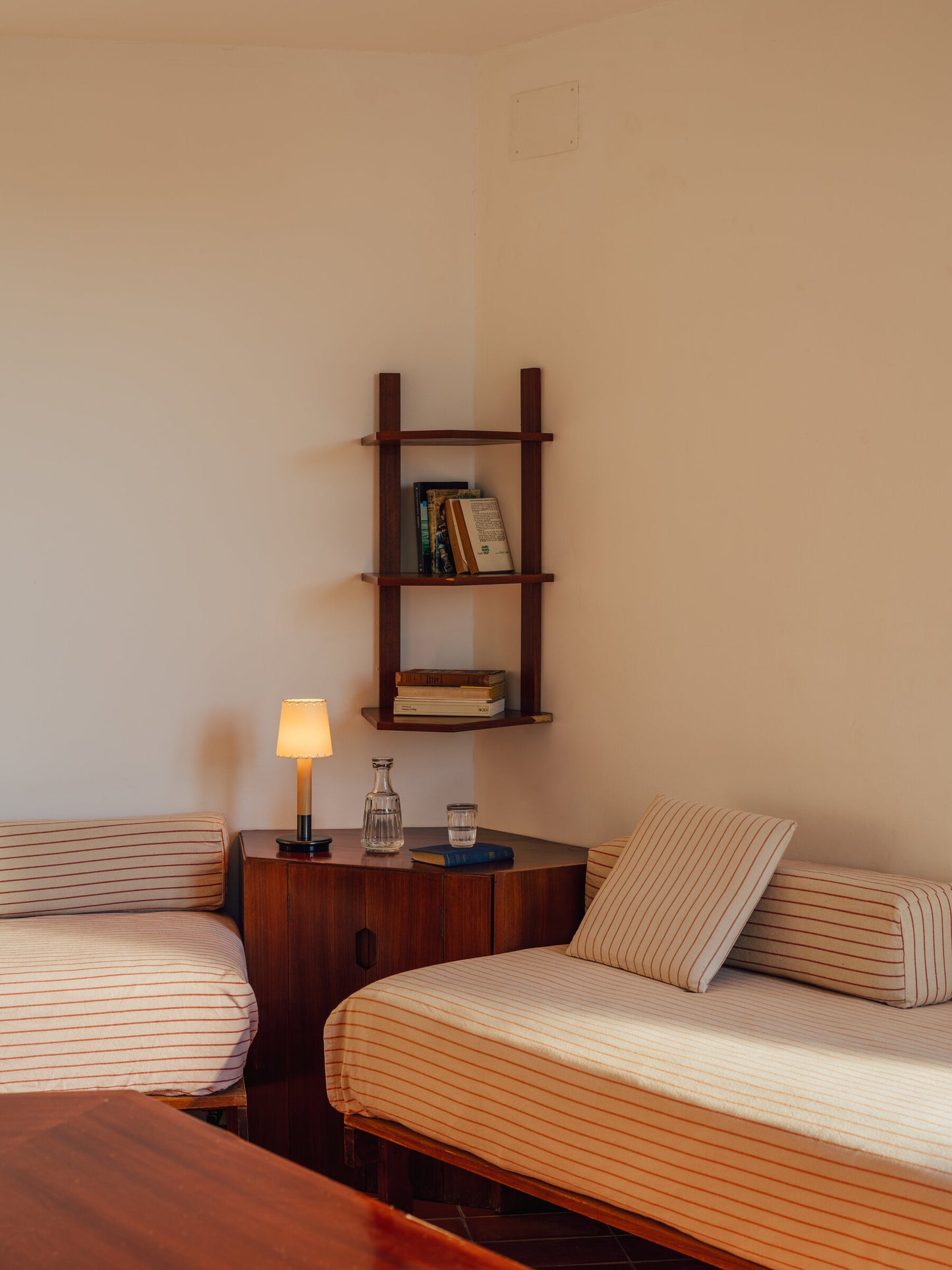 Portable warm light lamp for reading and relaxation