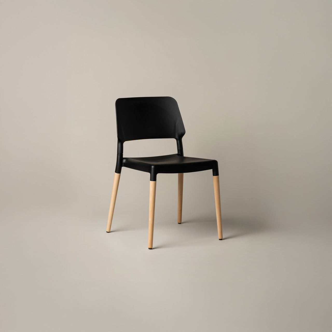 Black Belloch indoor chair with ergonomic seat and natural beech wood legs for hotels cafés workspaces and dining areas