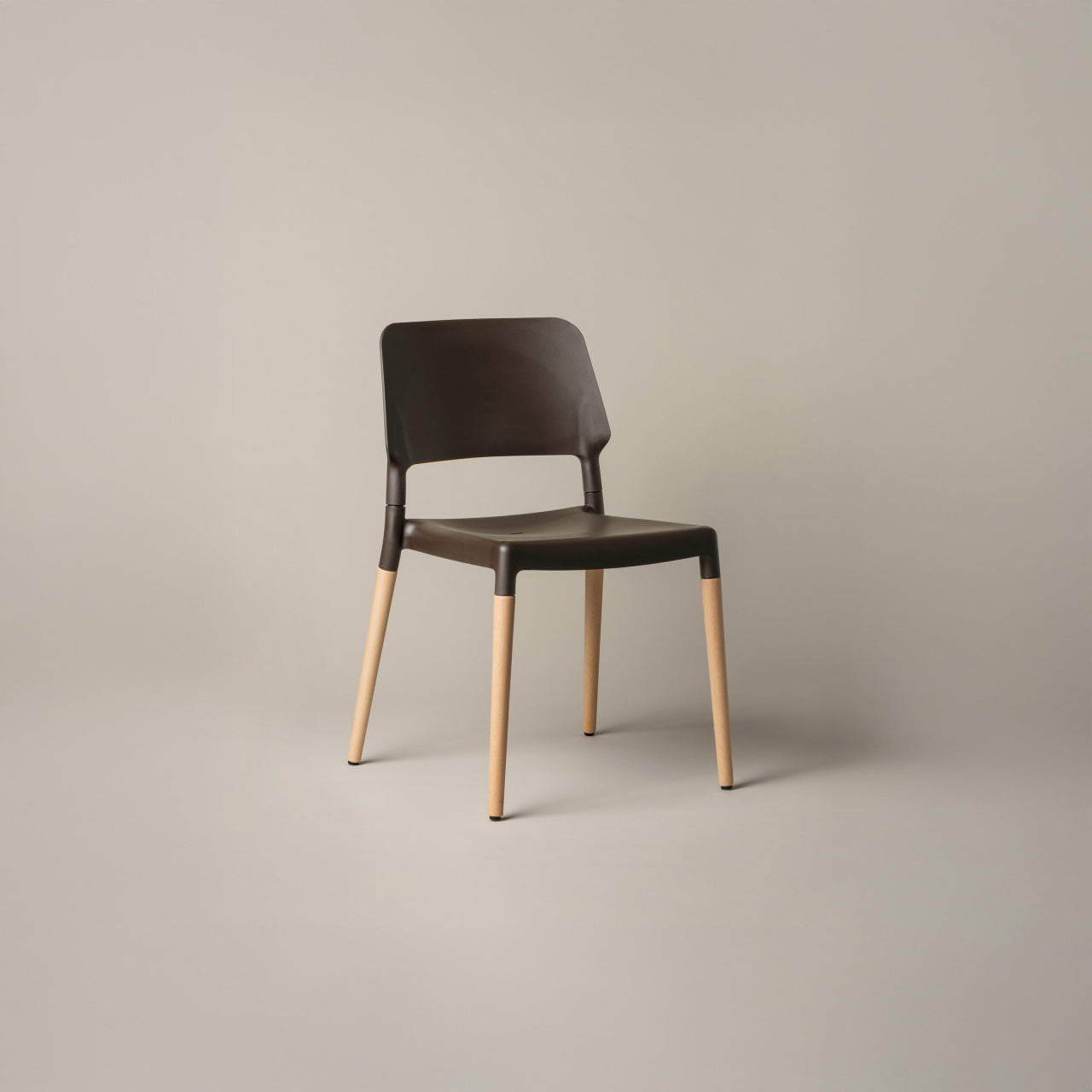 Santa & Cole Belloch Chair in brown polypropylene with ergonomic seating and natural beech wood legs