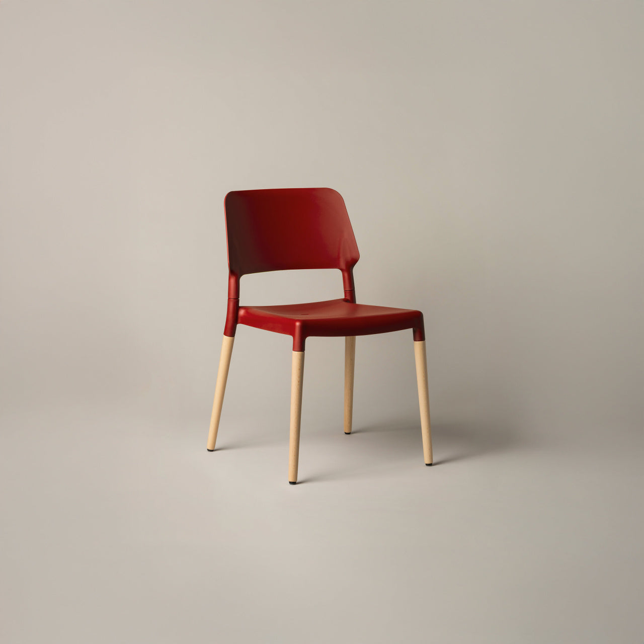 Santa & Cole Belloch Chair in red polypropylene with ergonomic seating and natural beech wood legs