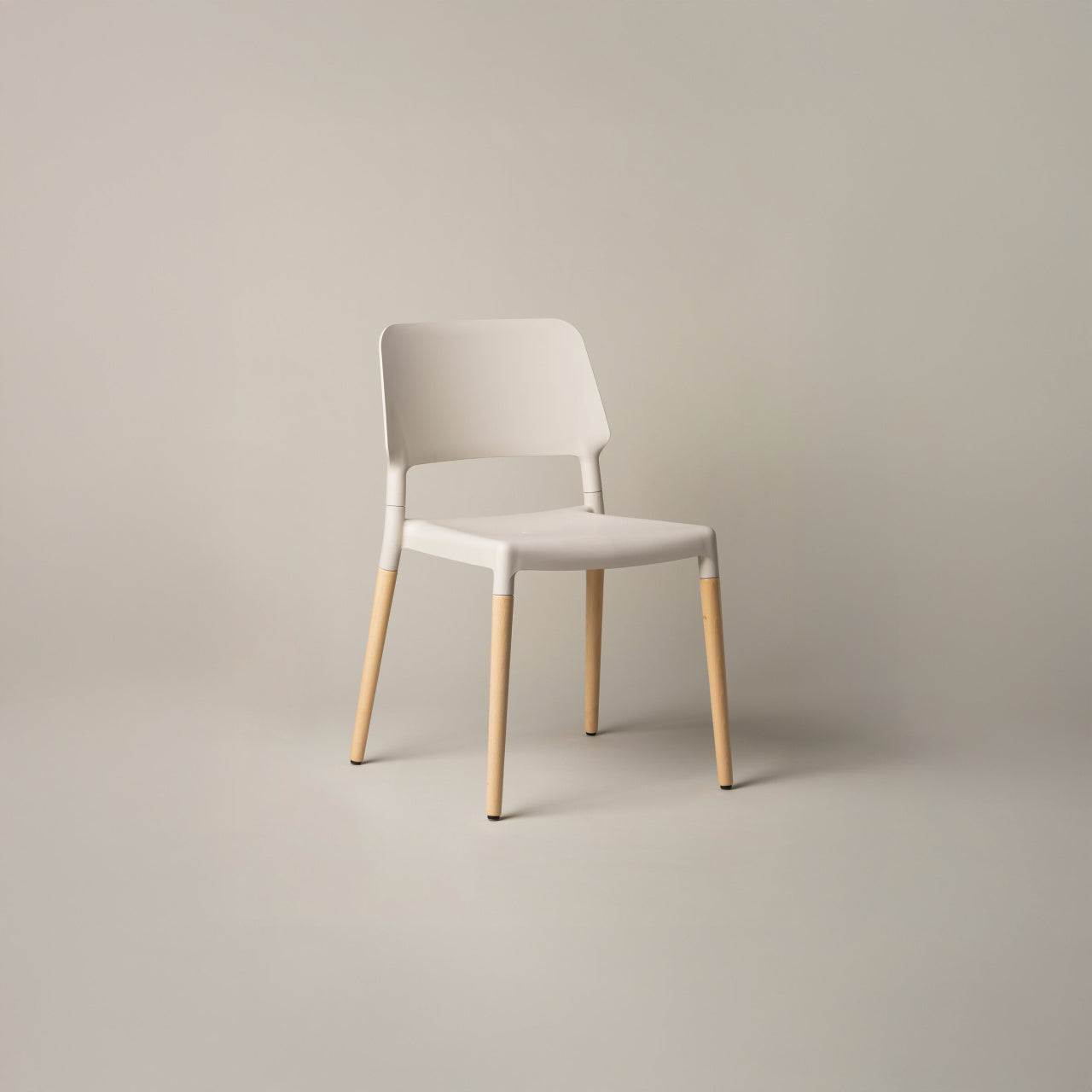 Santa & Cole Belloch Chair in white grey with ergonomic seat and natural beech wood legs for residential and commercial spaces