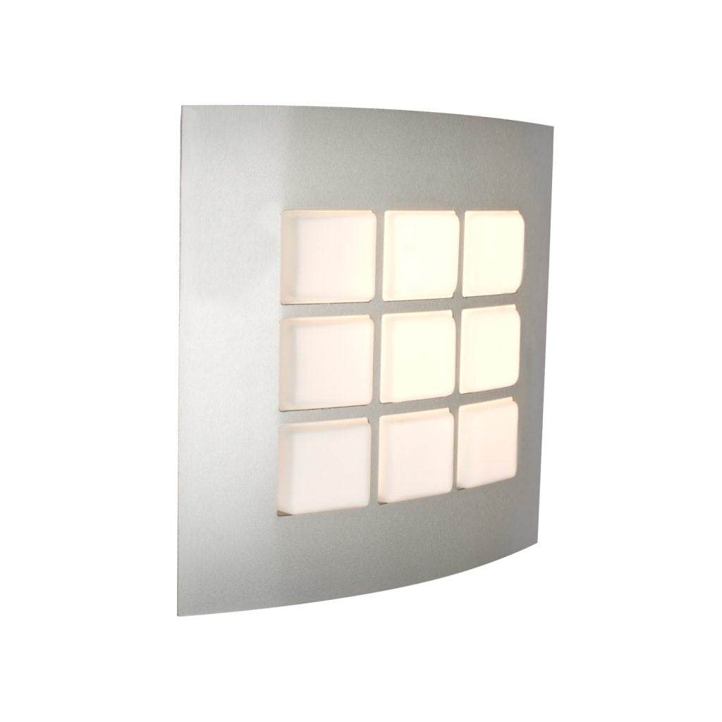 Wet-rated Quad 10 Silver wall sconce installed beside a contemporary entryway