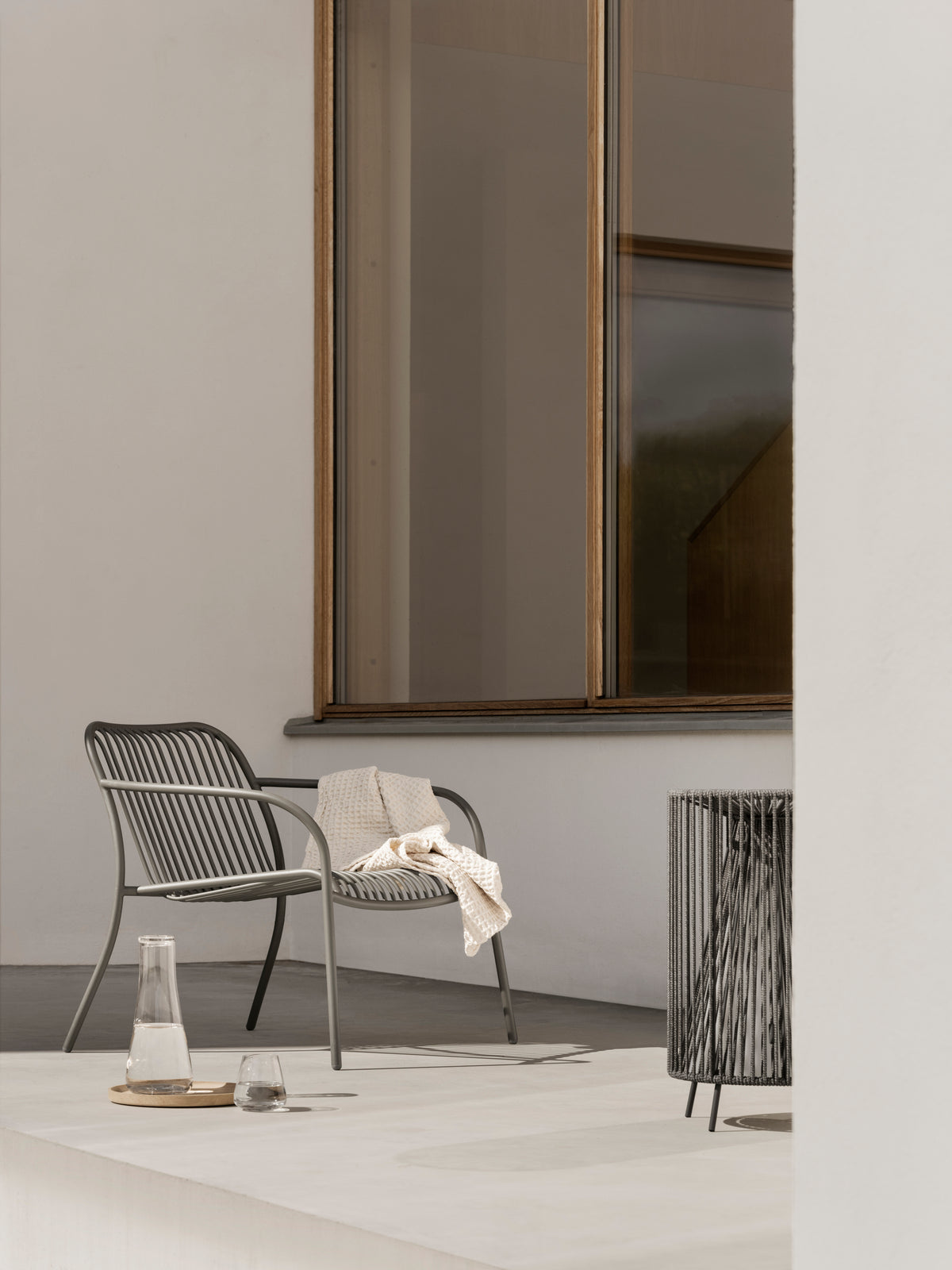 blomus OKU Round Solid Oak Tray, Natural or Black – OKU round tray styled with blomus BELO, YUA and ROPE