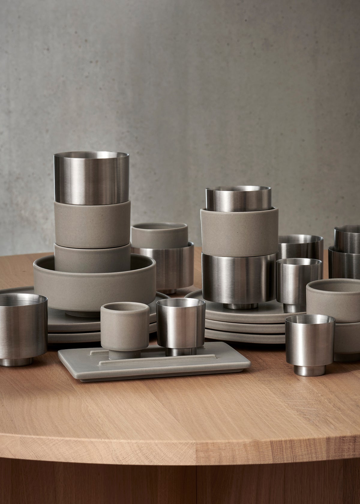 blomus MAKOTO Rectangular Stoneware Tray – Moonbeam tray with stacked cups