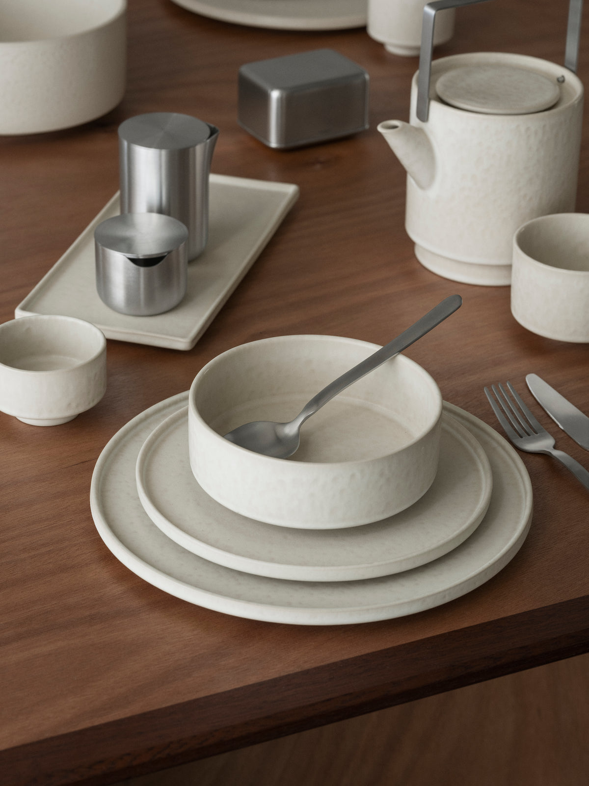 blomus MAKOTO Rectangular Serving Platter – Moonbeam platter with plates and bowls, top view