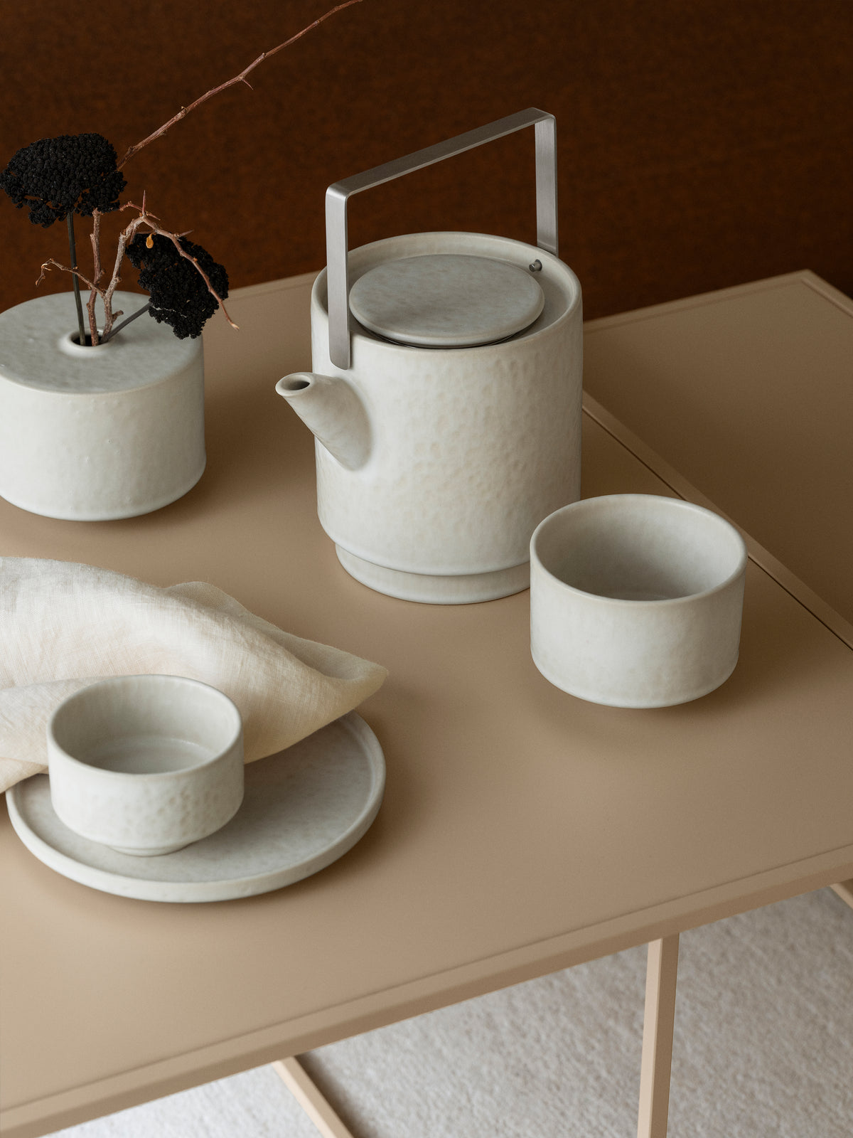 blomus MAKOTO Stoneware Bowls on a Pedestal – Moonbeam XS bowl with cups and side plate
