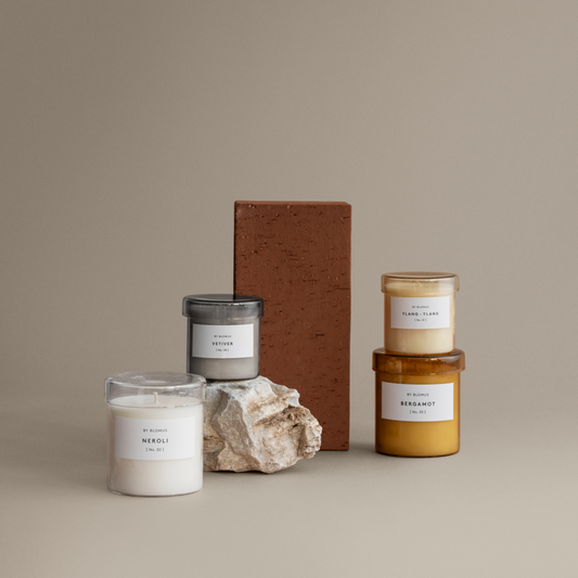 blomus VALOA Soy Candle in Colored Glass with Wood Lid – VALOA scented candle in a styled room (1)