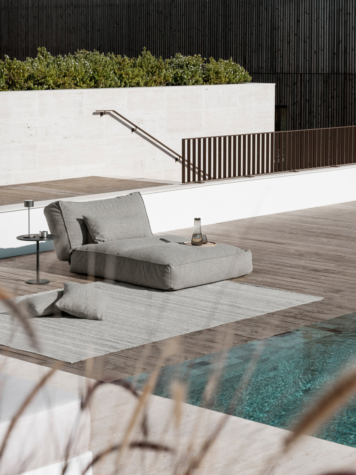 blomus STAY Round Aluminum Outdoor Side Table – STAY side table styled with blomus FAROL, BELO and OKU