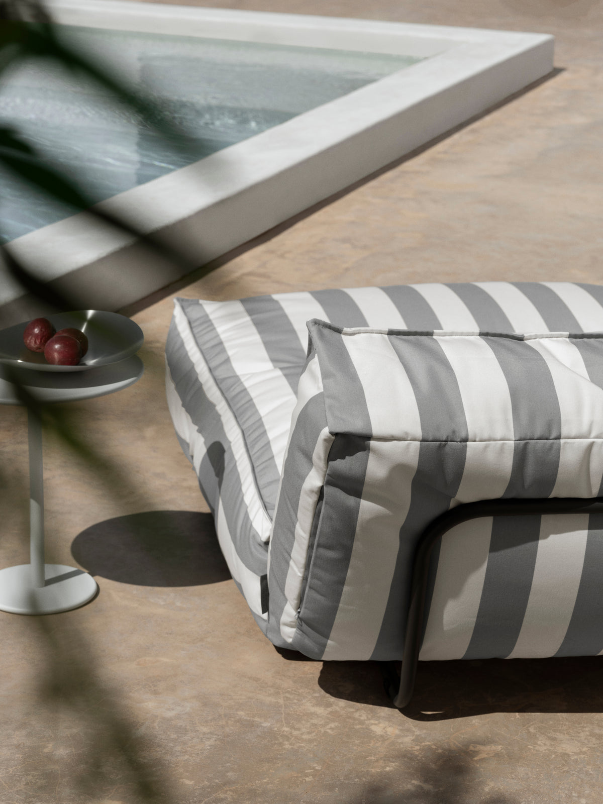 blomus STAY Convertible Outdoor Daybed, 47 x 75 in – STAY outdoor daybed on a terrace (15)