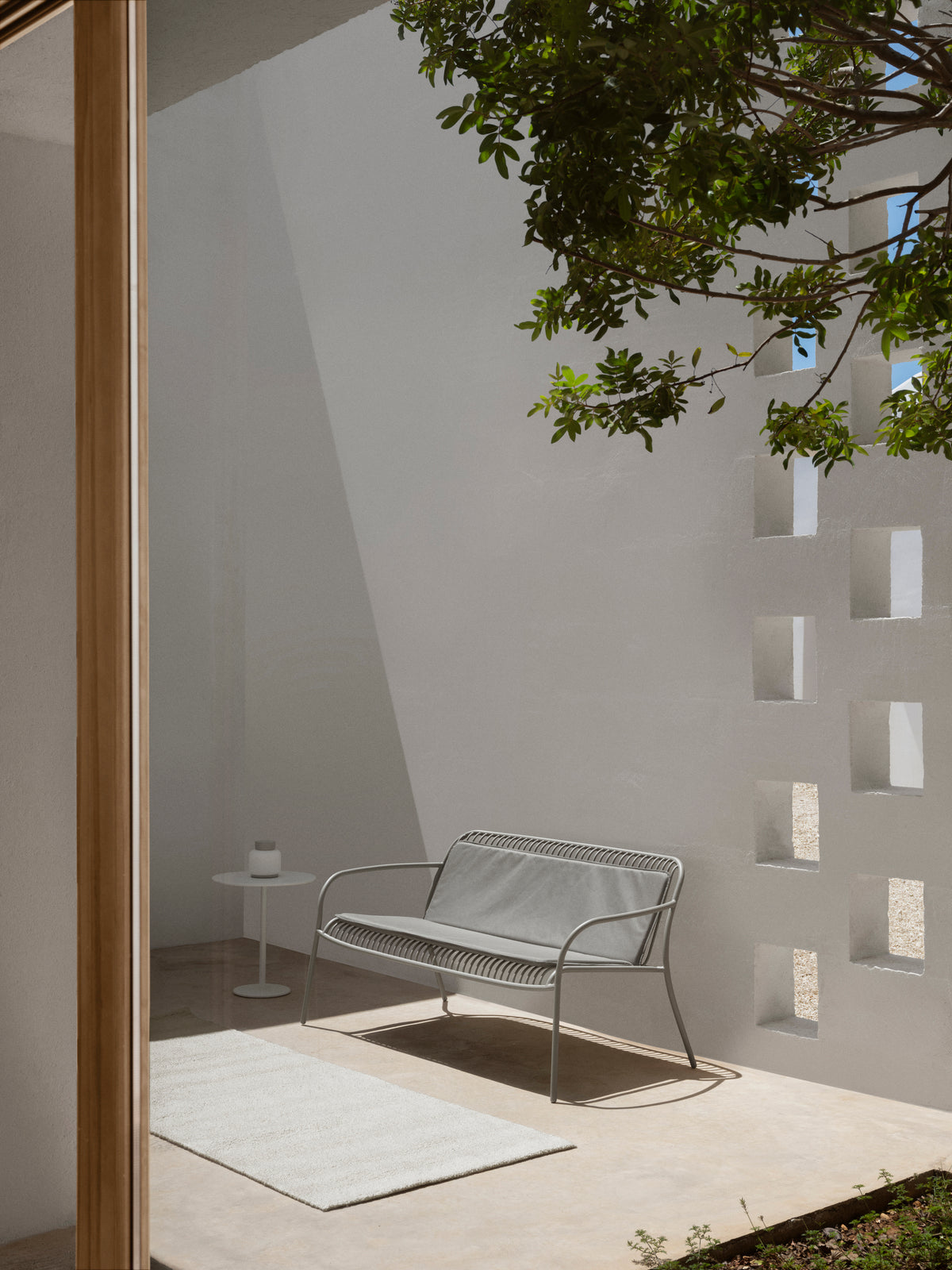 blomus STAY Round Aluminum Outdoor Side Table – STAY side table styled with blomus FAWN and KAPET