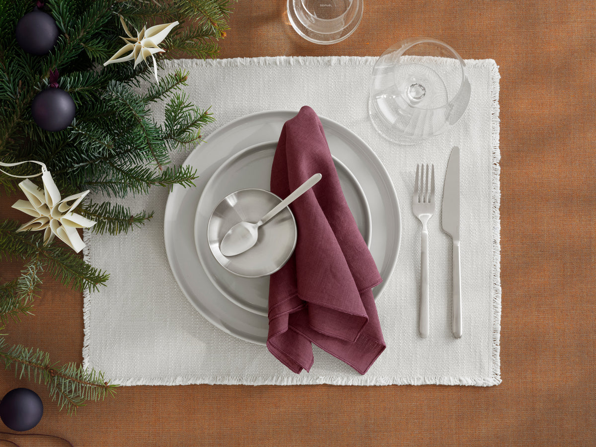 blomus PILAR Stoneware Plates, Set of 4, in Three Sizes – Moonbeam dinner and dessert plates in a holiday place setting