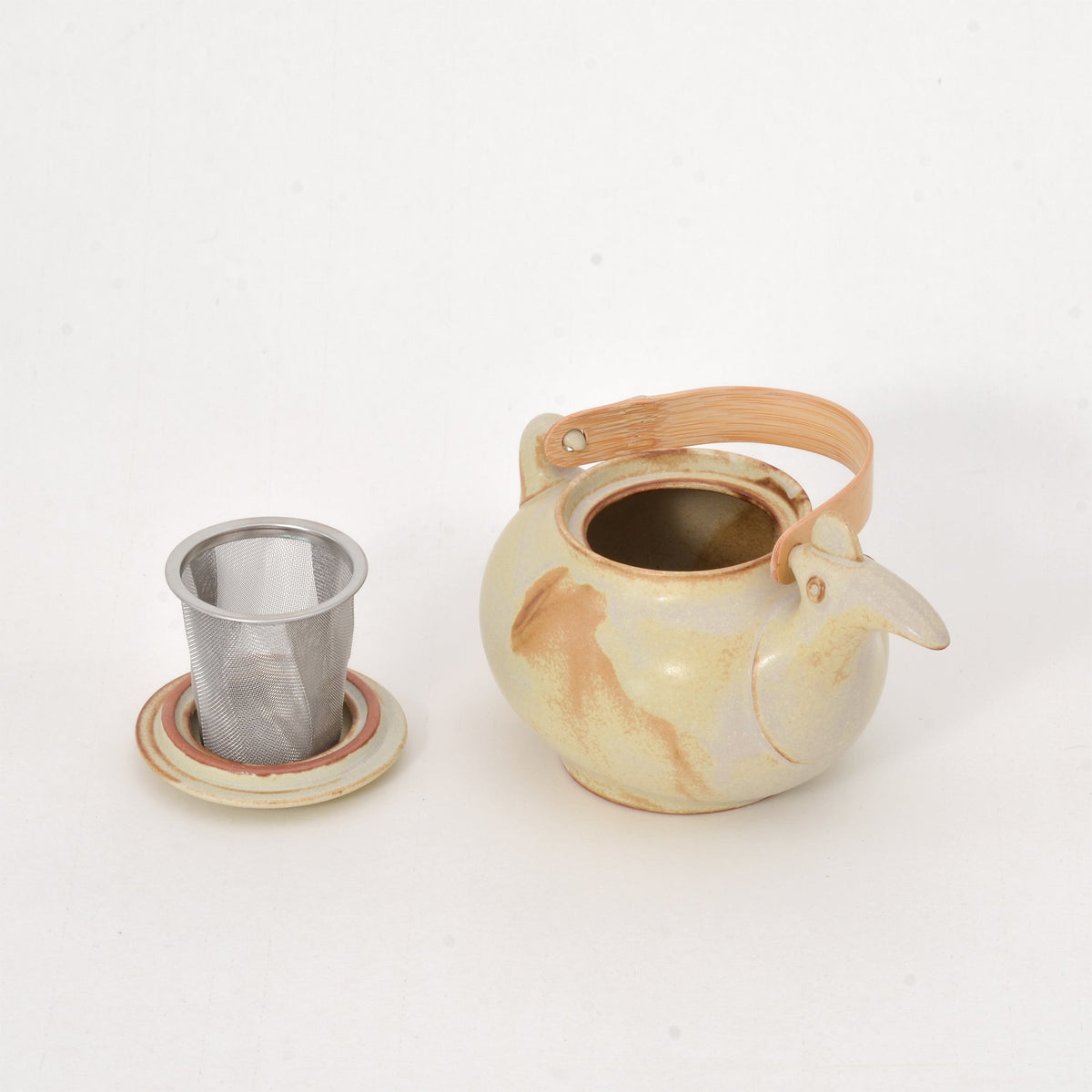 Ceramic Japan Tori Bird Teapot – lid off with the stainless strainer