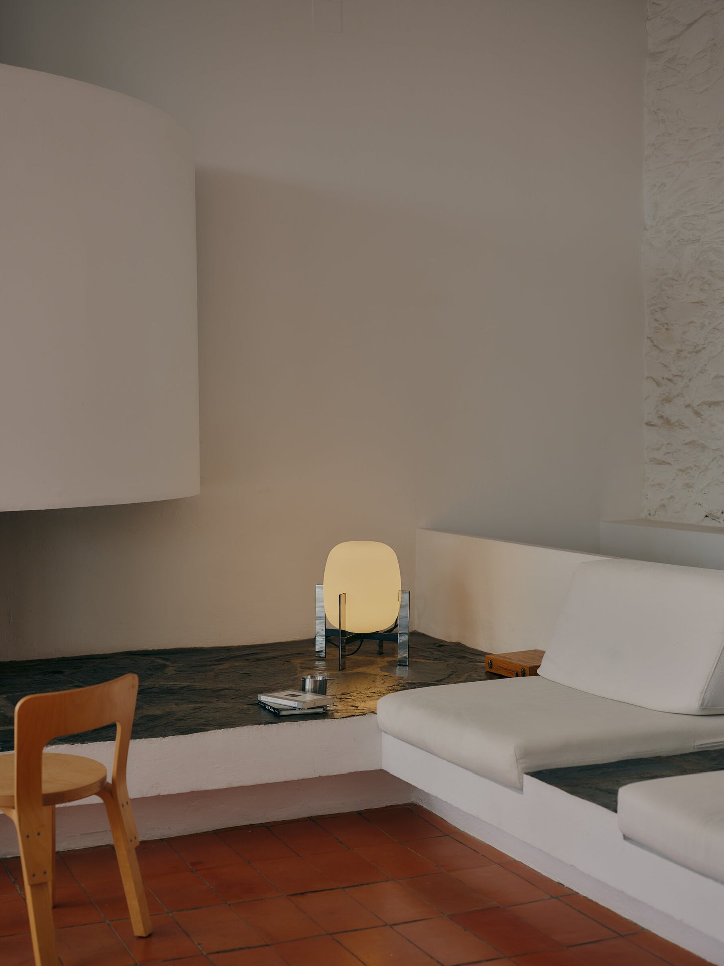 Cesta Metalica lamp front view with white glass globe