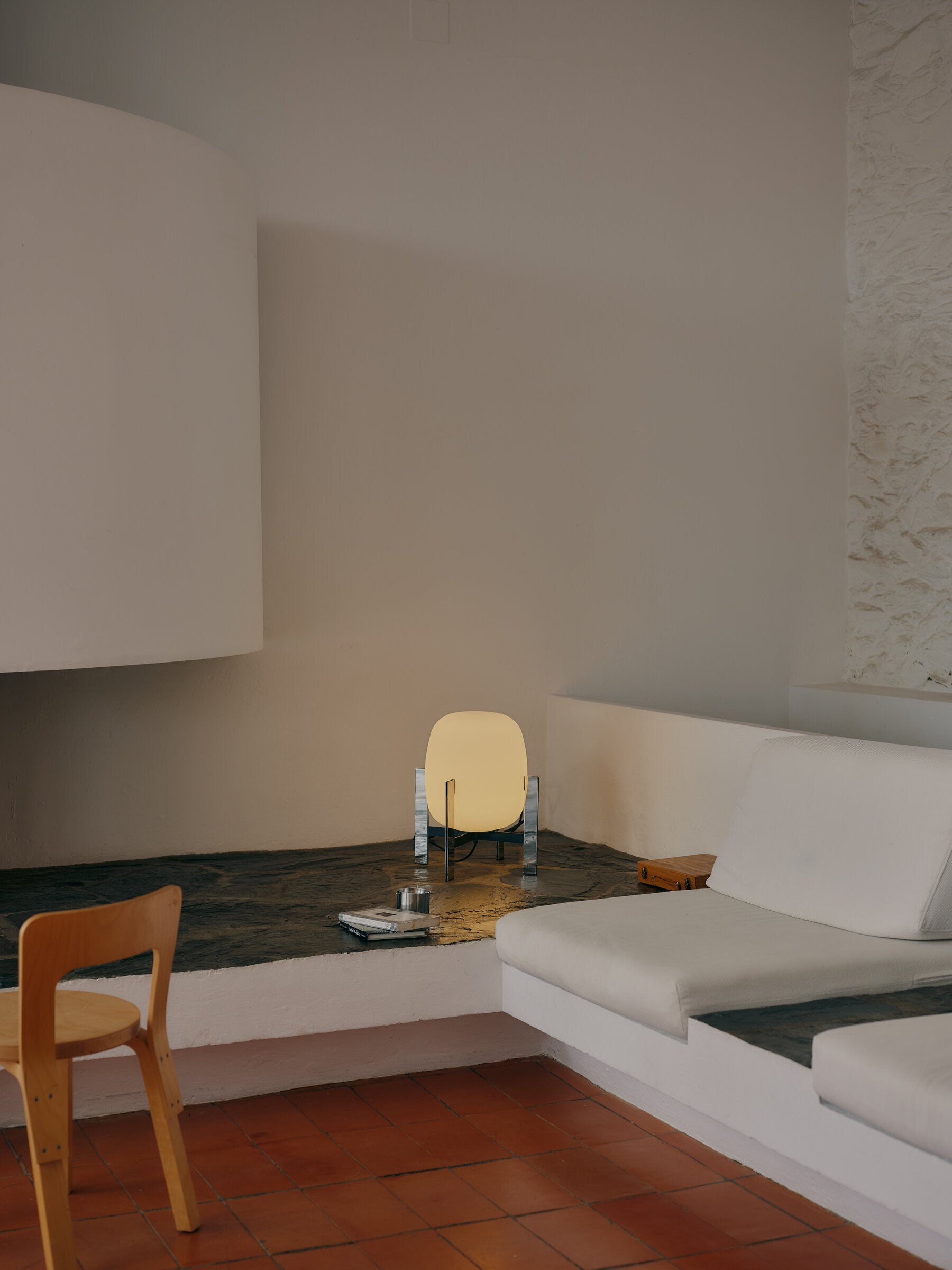 Cesta Metalica lamp front view with white glass globe