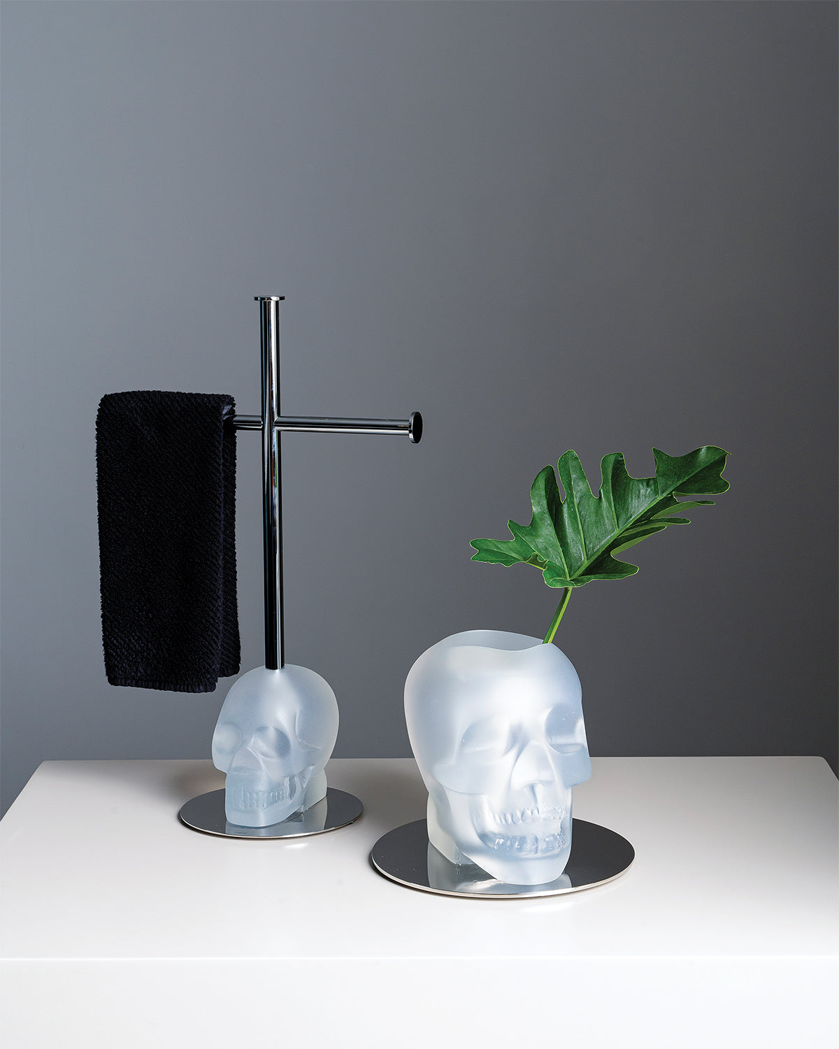 Vallvé Cranium towel rack in Clear resin – photo 1