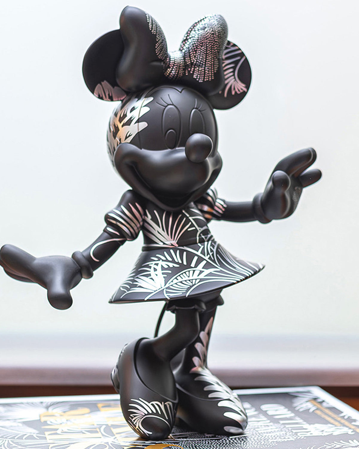 Leblon Delienne Star Style Minnie by Martyn Lawrence Bullard sculpture in Black & Grey, 12 inch