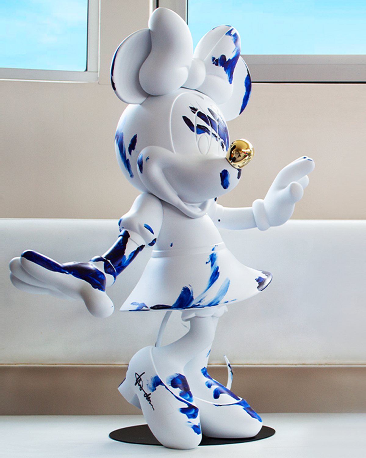 Leblon Delienne One Minute Minnie by Marcel Wanders sculpture in White & Delft Blue, chromed gold nose, 24 inch – view 3