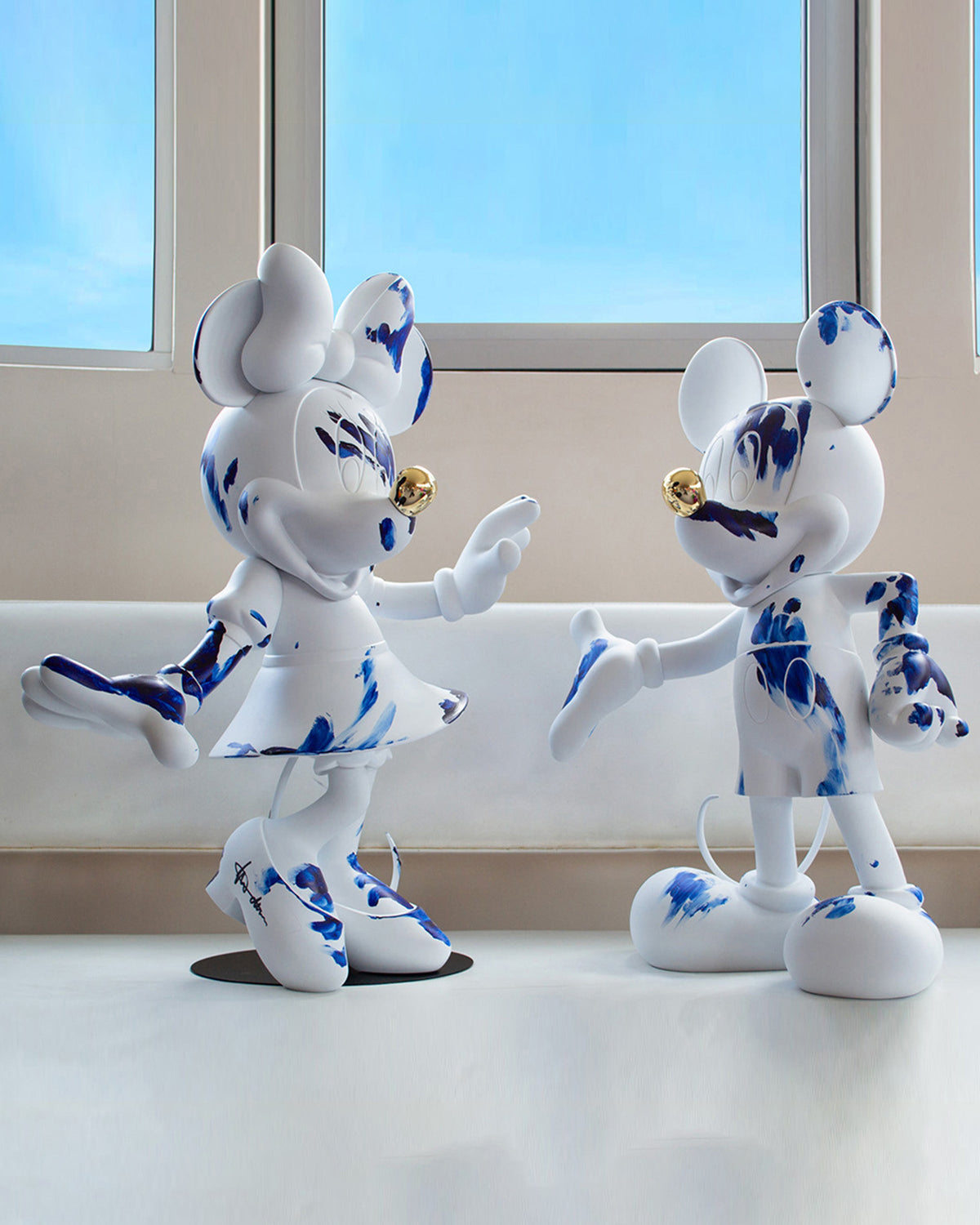Leblon Delienne One Minute Minnie by Marcel Wanders sculpture in White & Delft Blue, chromed gold nose, 24 inch – view 4