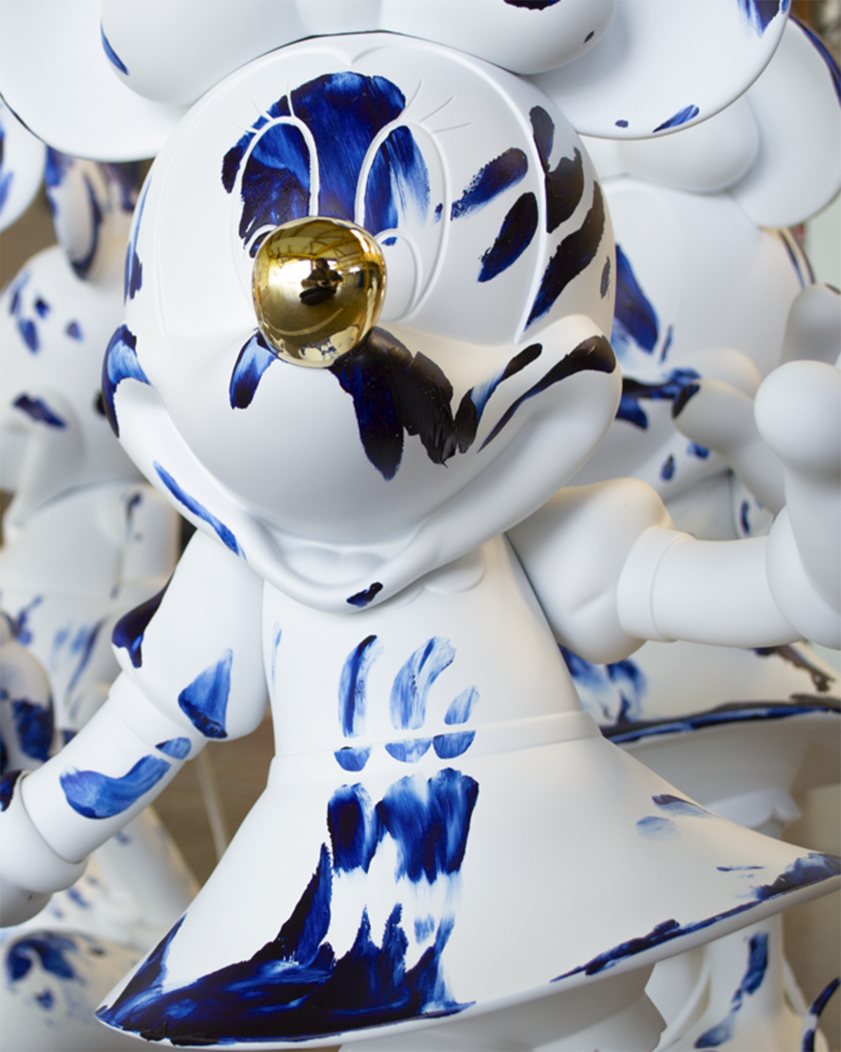 Leblon Delienne One Minute Minnie by Marcel Wanders sculpture in White & Delft Blue, chromed gold nose, 24 inch – view 5