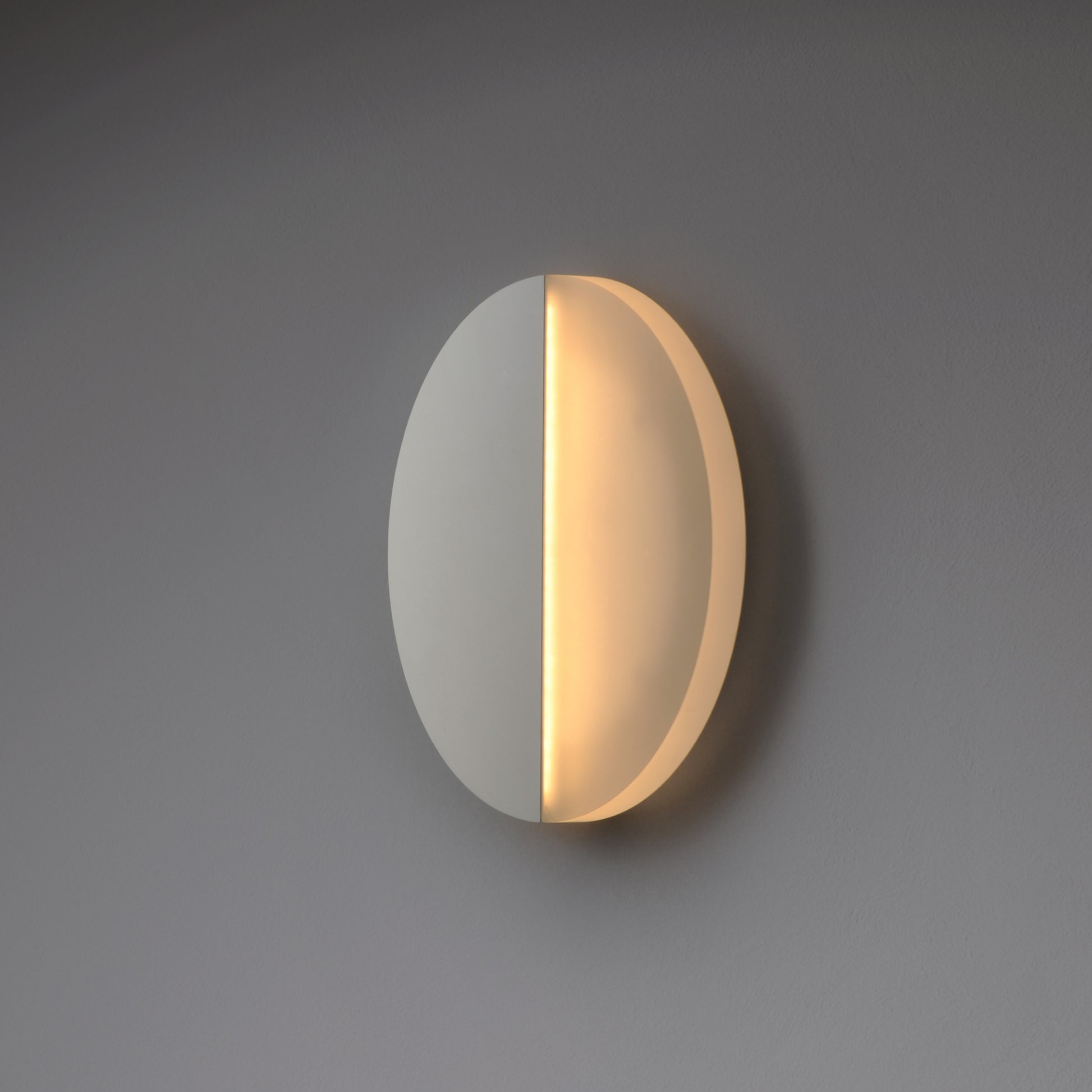 Alumilux: Glow LED Outdoor Wall Sconce White by ET2