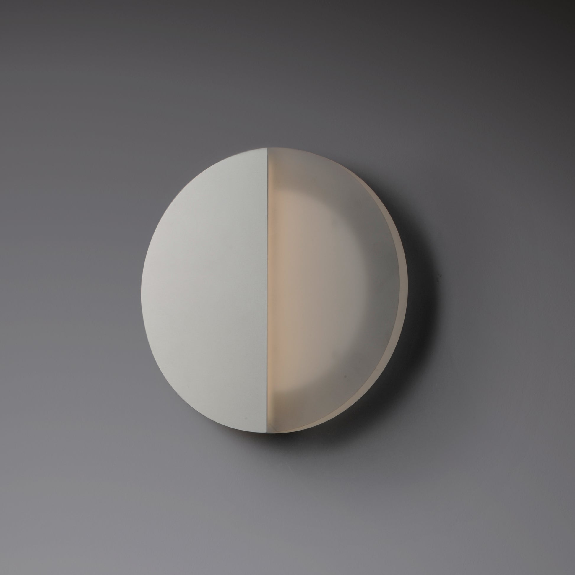 Alumilux: Glow LED Outdoor Wall Sconce White by ET2
