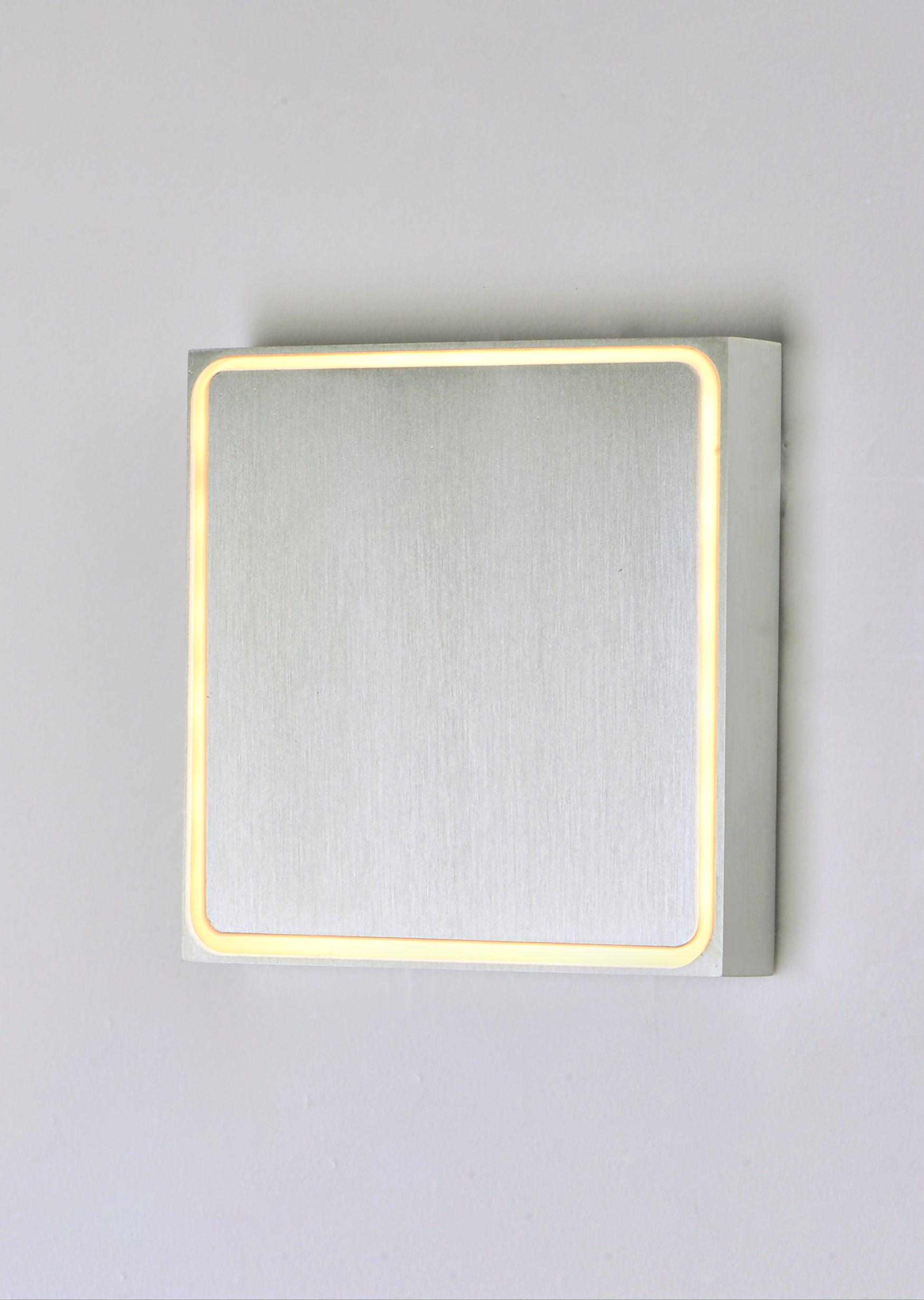 Alumilux: Outline LED Outdoor Wall Sconce Satin Aluminum by ET2