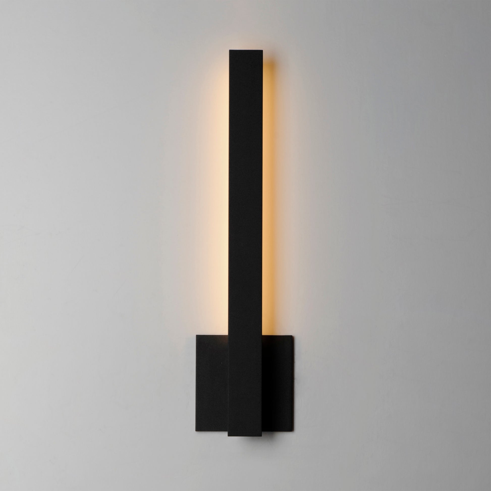 Alumilux: Line 18" LED Outdoor Wall Sconce Black by ET2