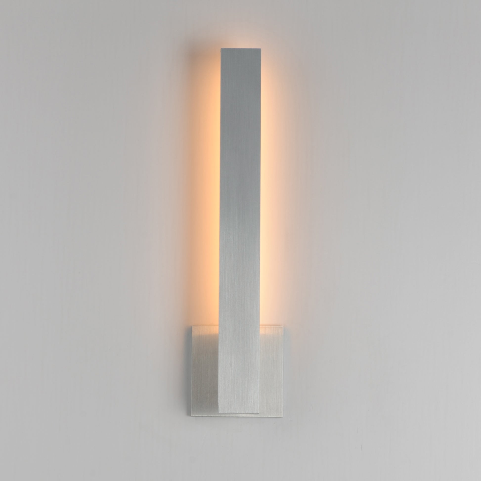 Alumilux: Line 5CCT 18" LED Outdoor Wall Sconce Satin Aluminum by ET2