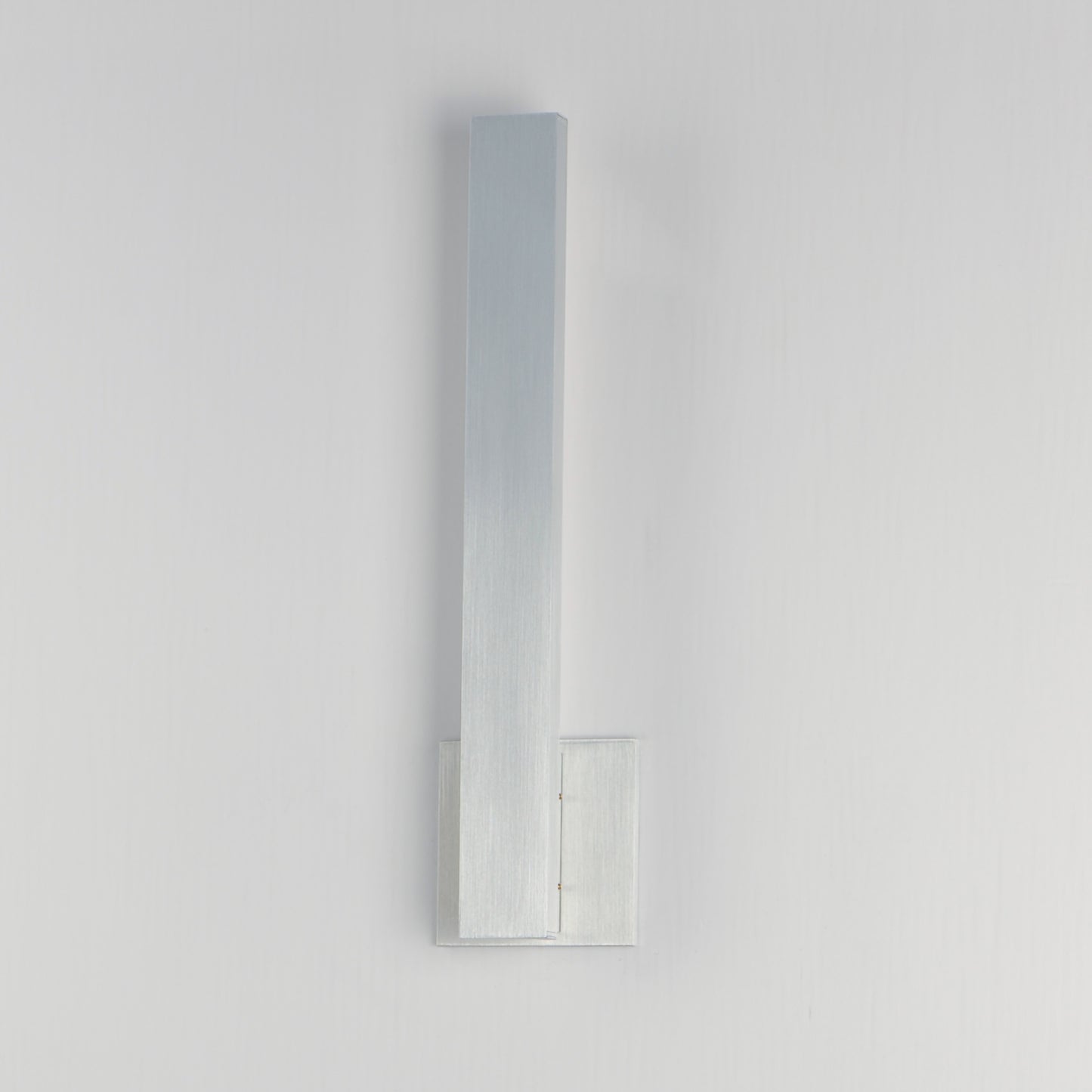 Alumilux: Line 5CCT 18" LED Outdoor Wall Sconce Satin Aluminum by ET2
