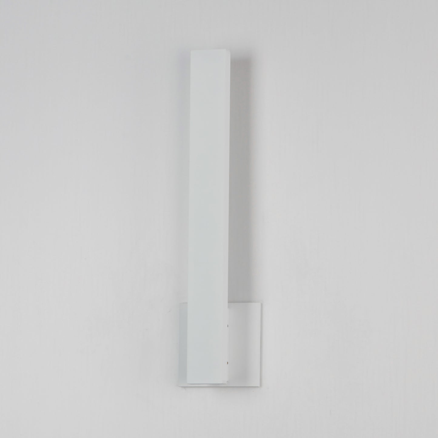 Alumilux: Line 5CCT 18" LED Outdoor Wall Sconce White by ET2