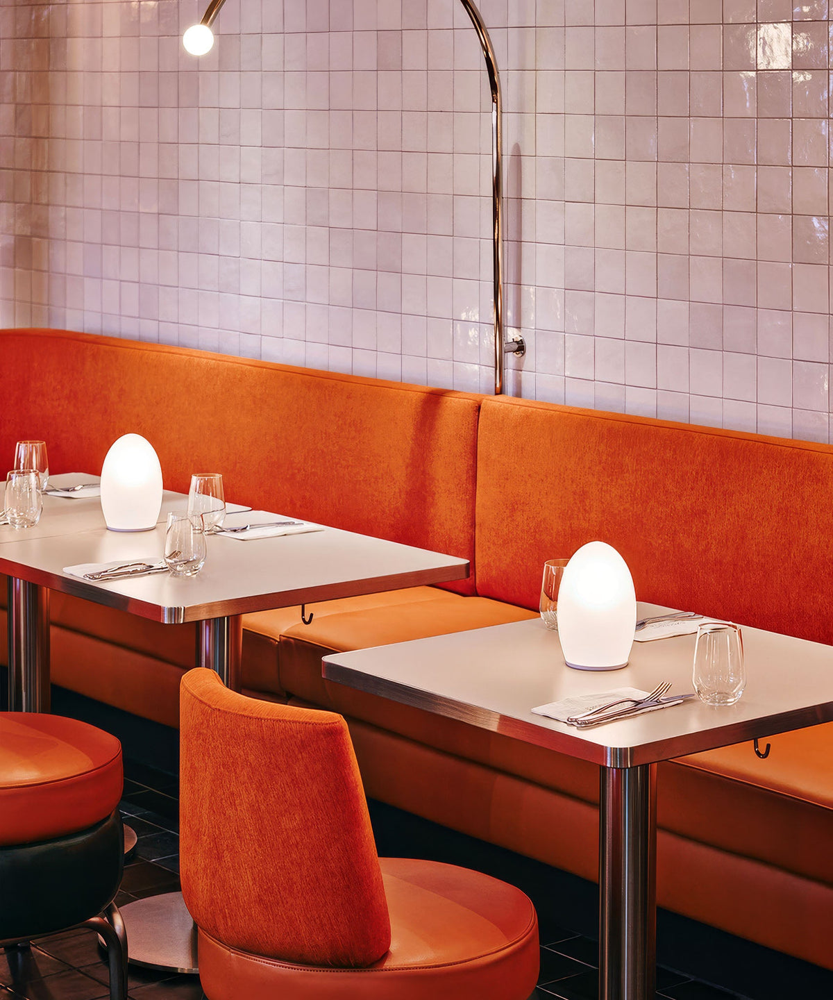 NEOZ Egg cordless table lamp, styled setting 3 (photo 4)
