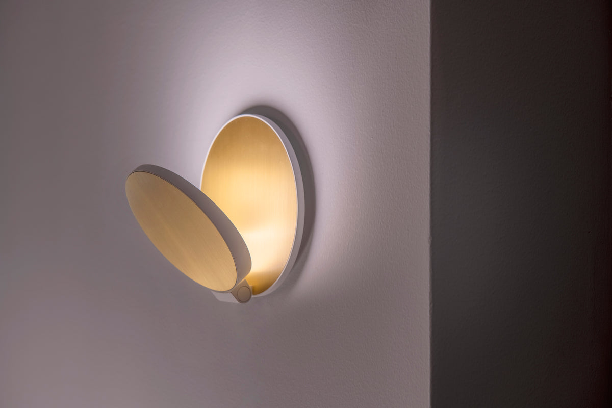 Koncept Gravy LED Wall Sconce in a room setting, photo 8
